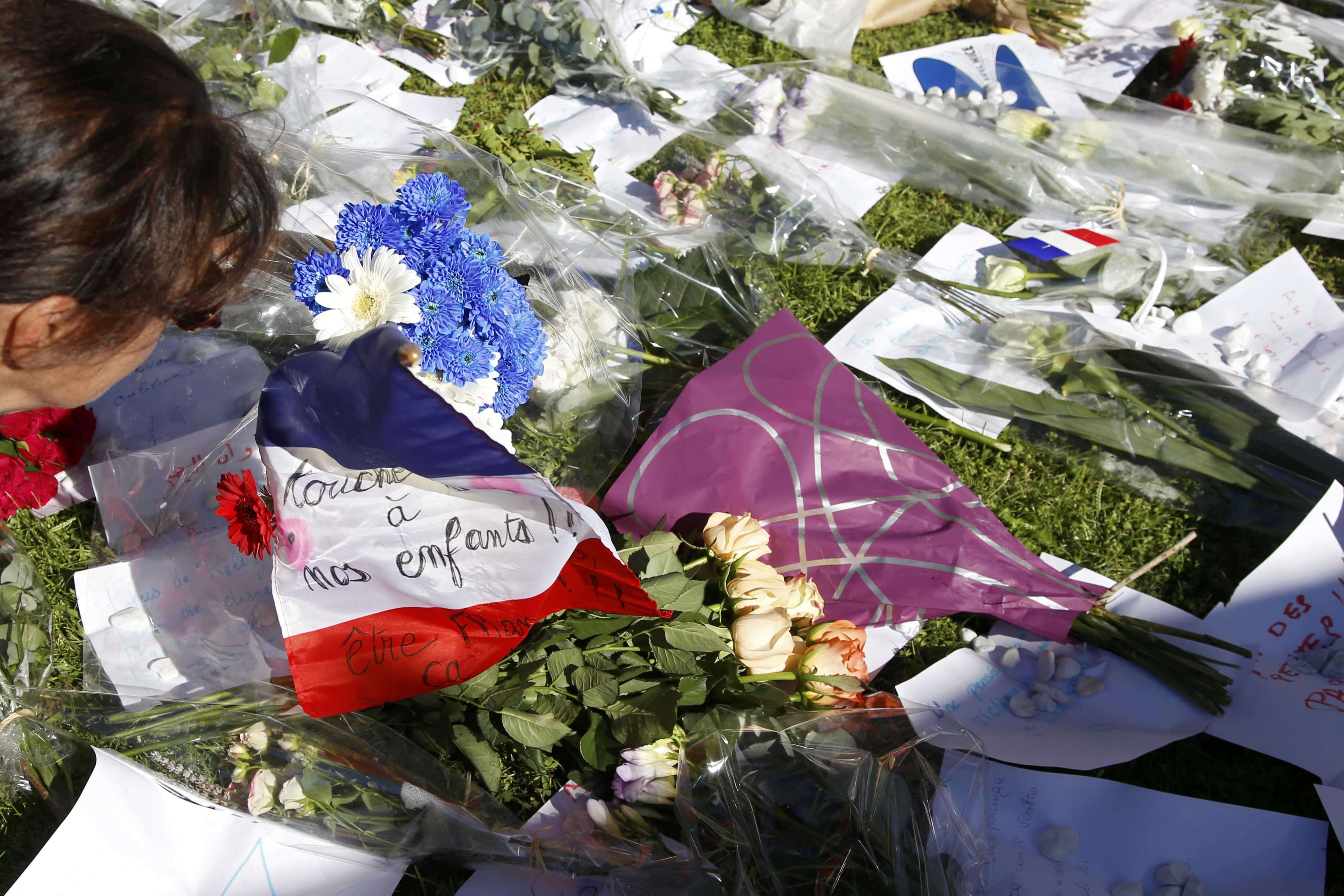 Flowers and a flag placed in tribute to victims two days after the attack in Nice. Photo: Reuters