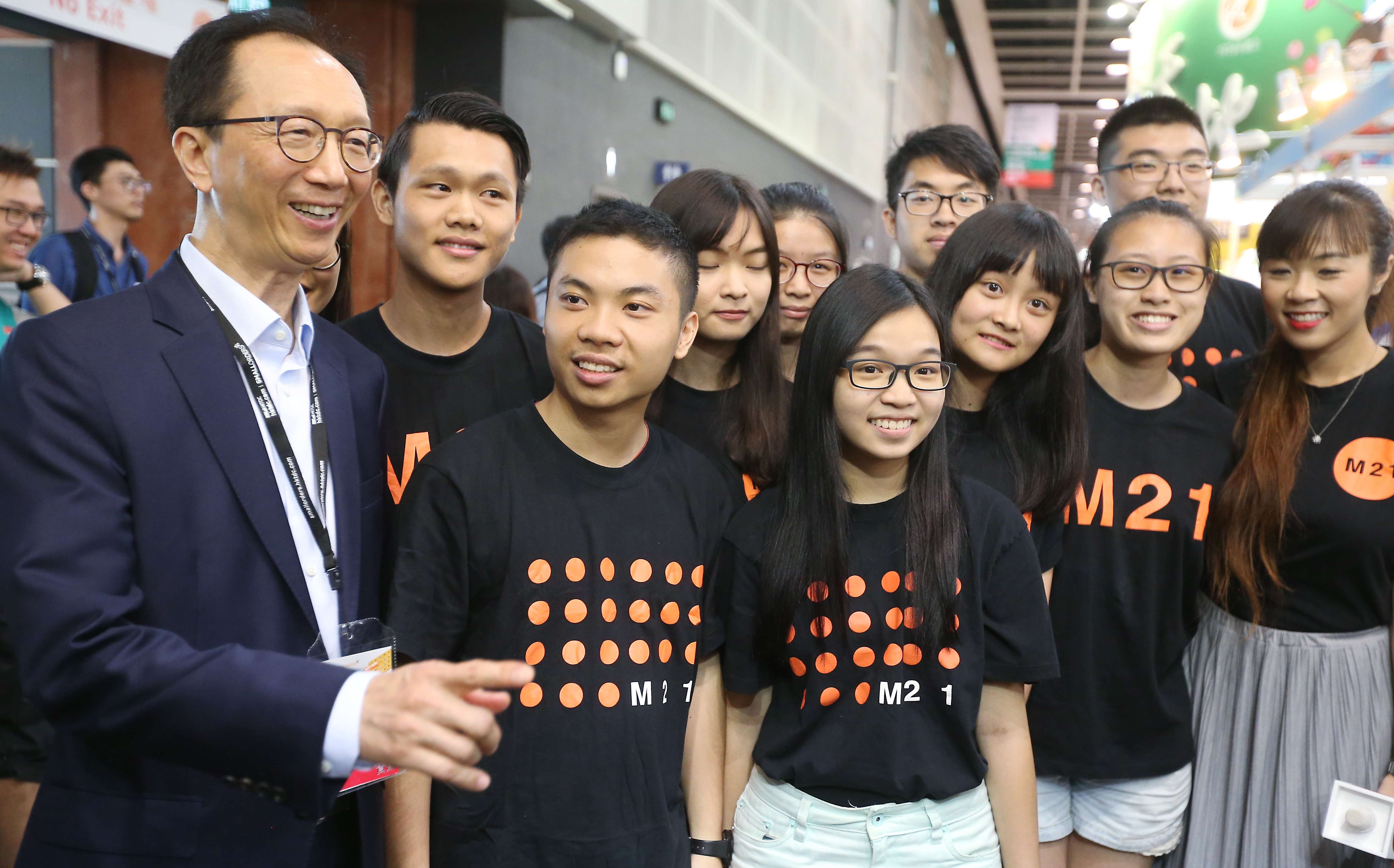 Former financial secretary Antony Leung meets youngsters at the Hong Kong Book Fair. Photo: K. Y. Cheng