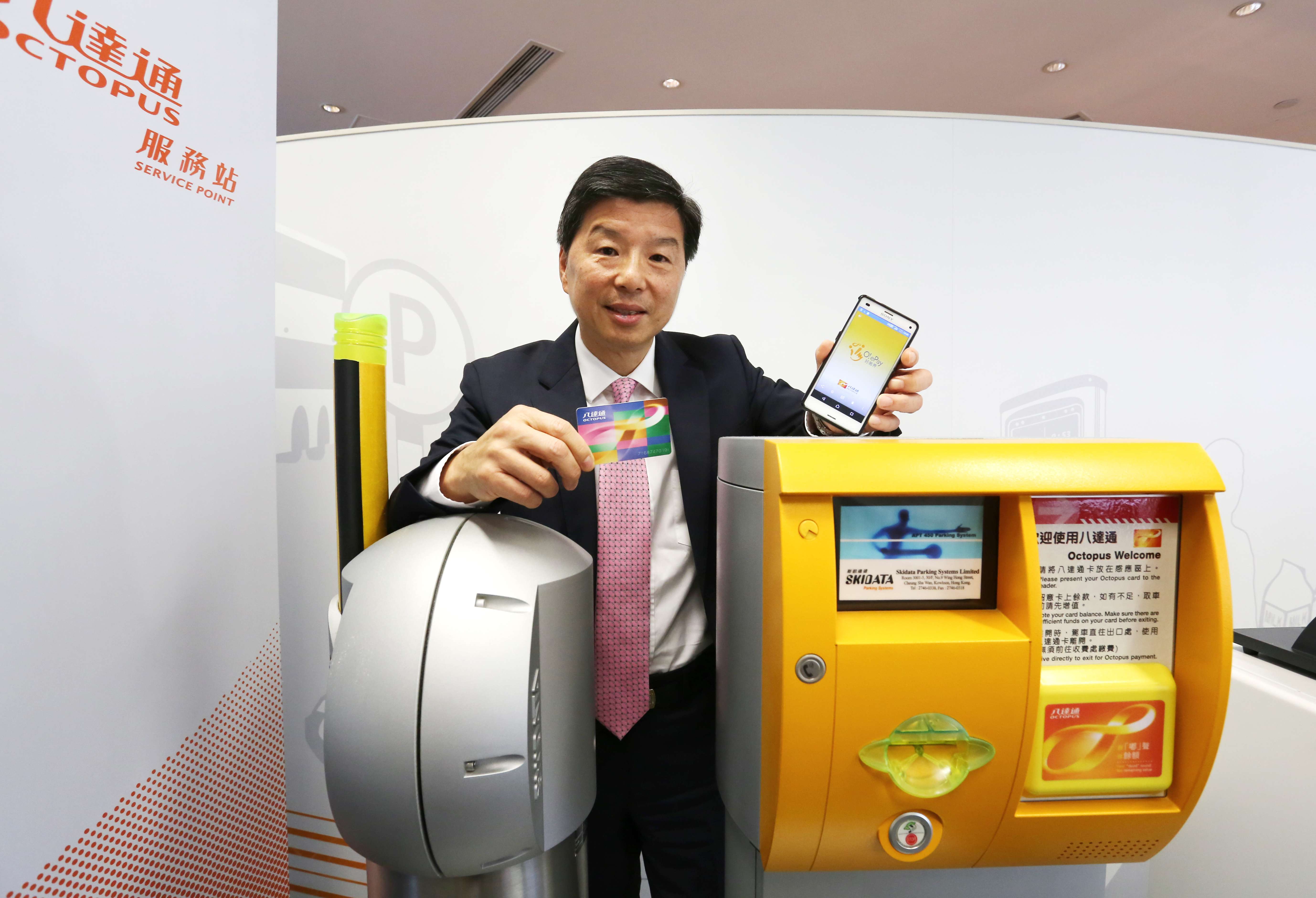 Octopus CEO Sunny Cheung Yiu-tong demonstrates the technology. Photo: Jonathan Wong