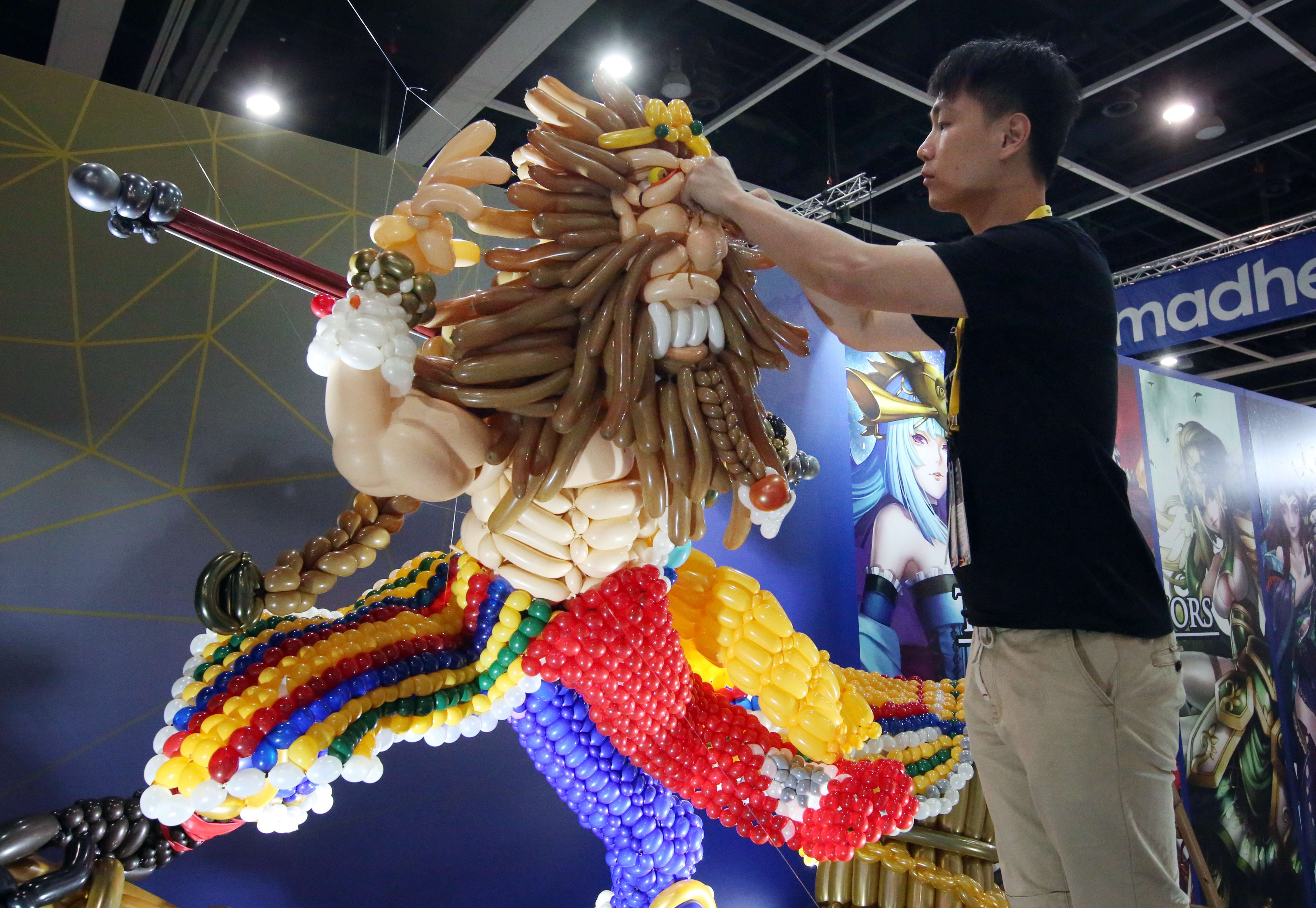 Wilson Pang Sze-tai puts the finishing touches to the Monkey King display. Photos: Edward Wong