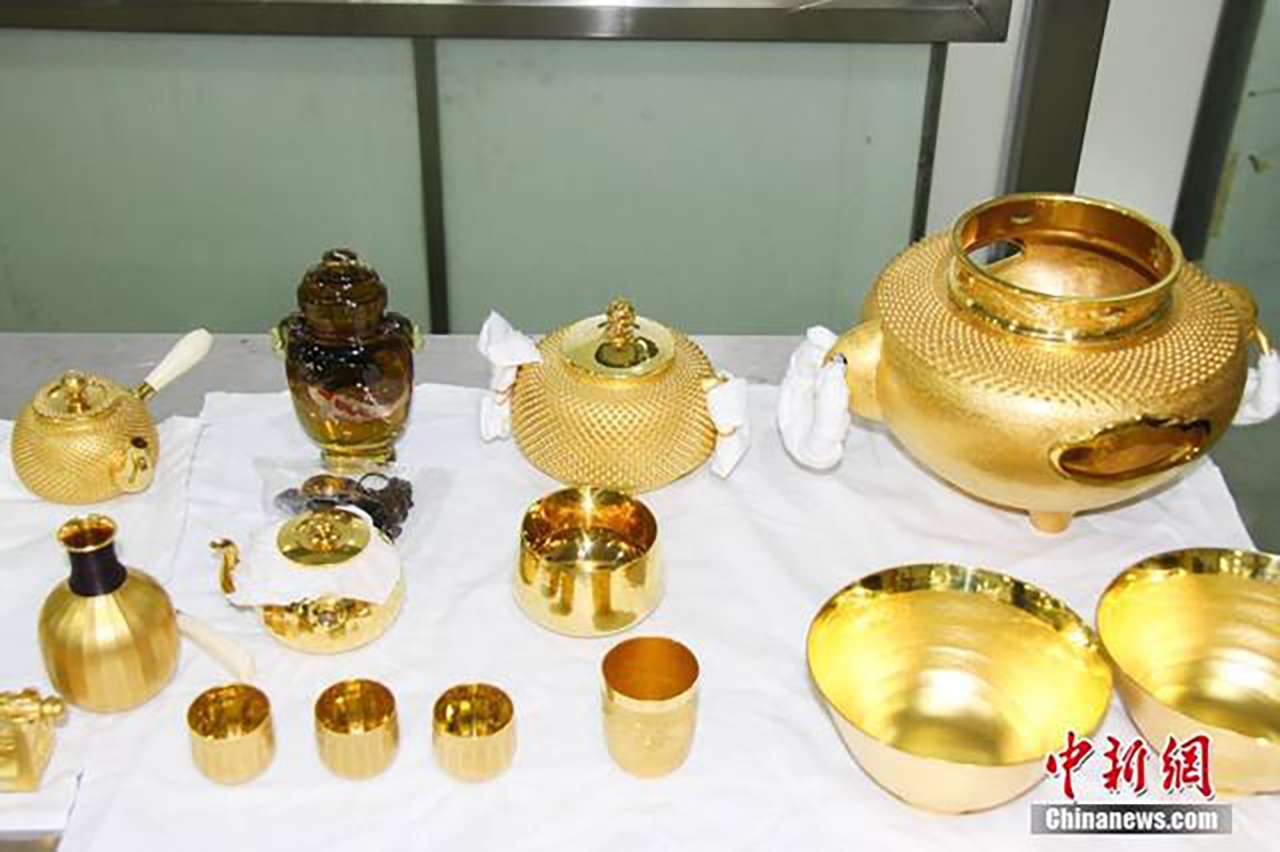 The couple had 16 gold items hidden in their luggage. Photo: SCMP Pictures