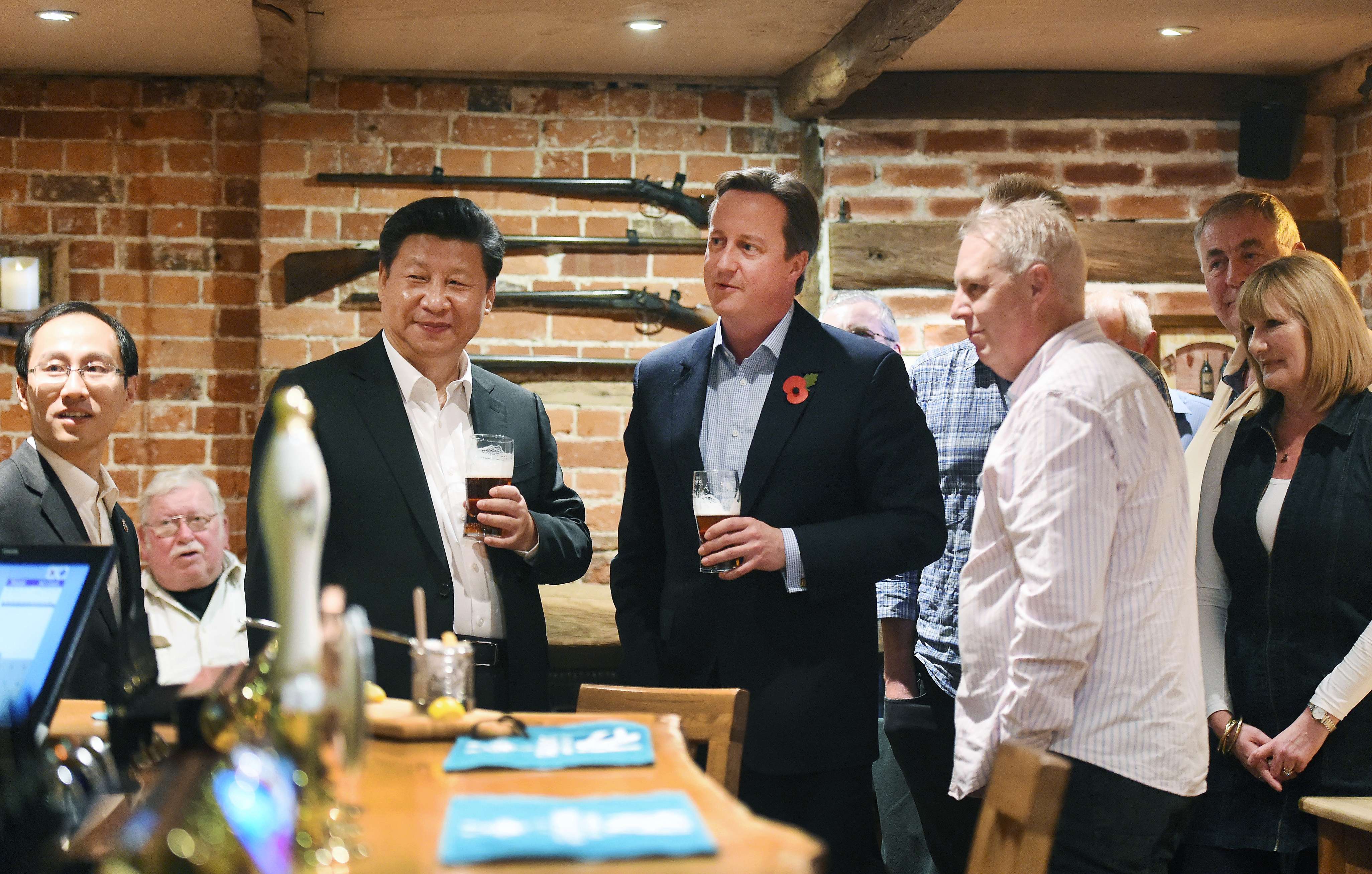 British Prime Minister David Cameron and Chinese President Xi Jinping drink a pint of beer at a pub near Chequers, northwest of London. Photo: AFP