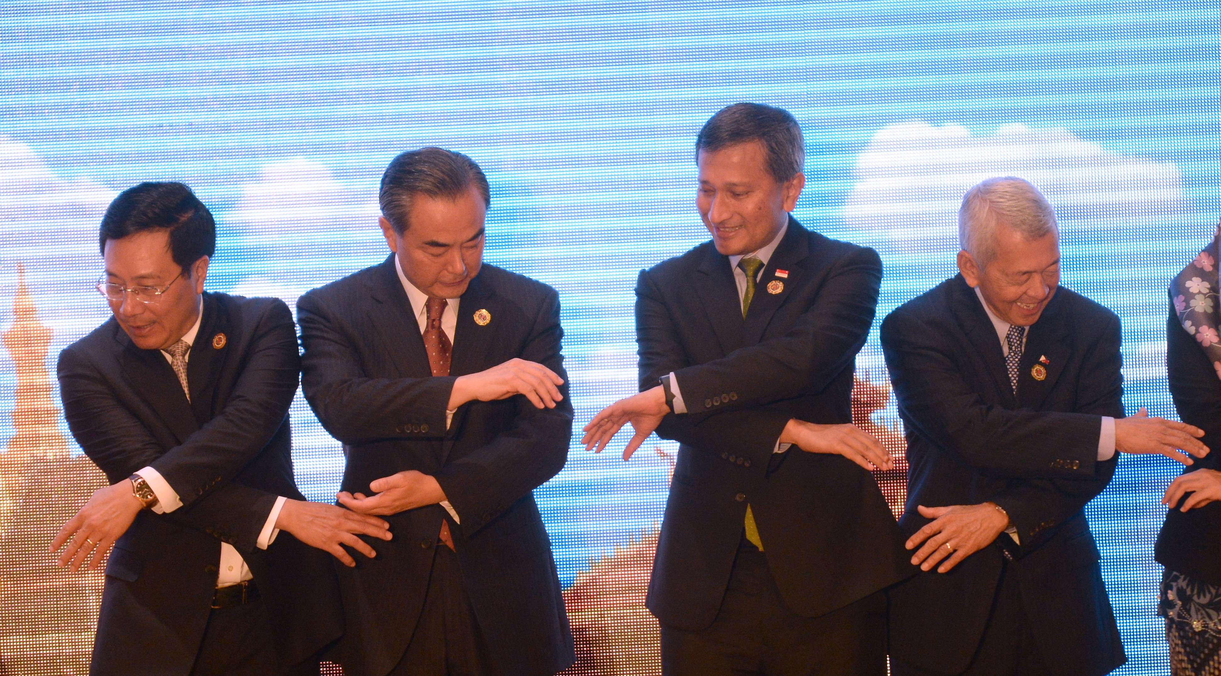 China's Foreign Minister Wang Yi (second from left) and Singapore's Foreign Minister Vivian Balakrishnan (second from right) pose for a group photo at an Asean-China meeting. Photo: AFP