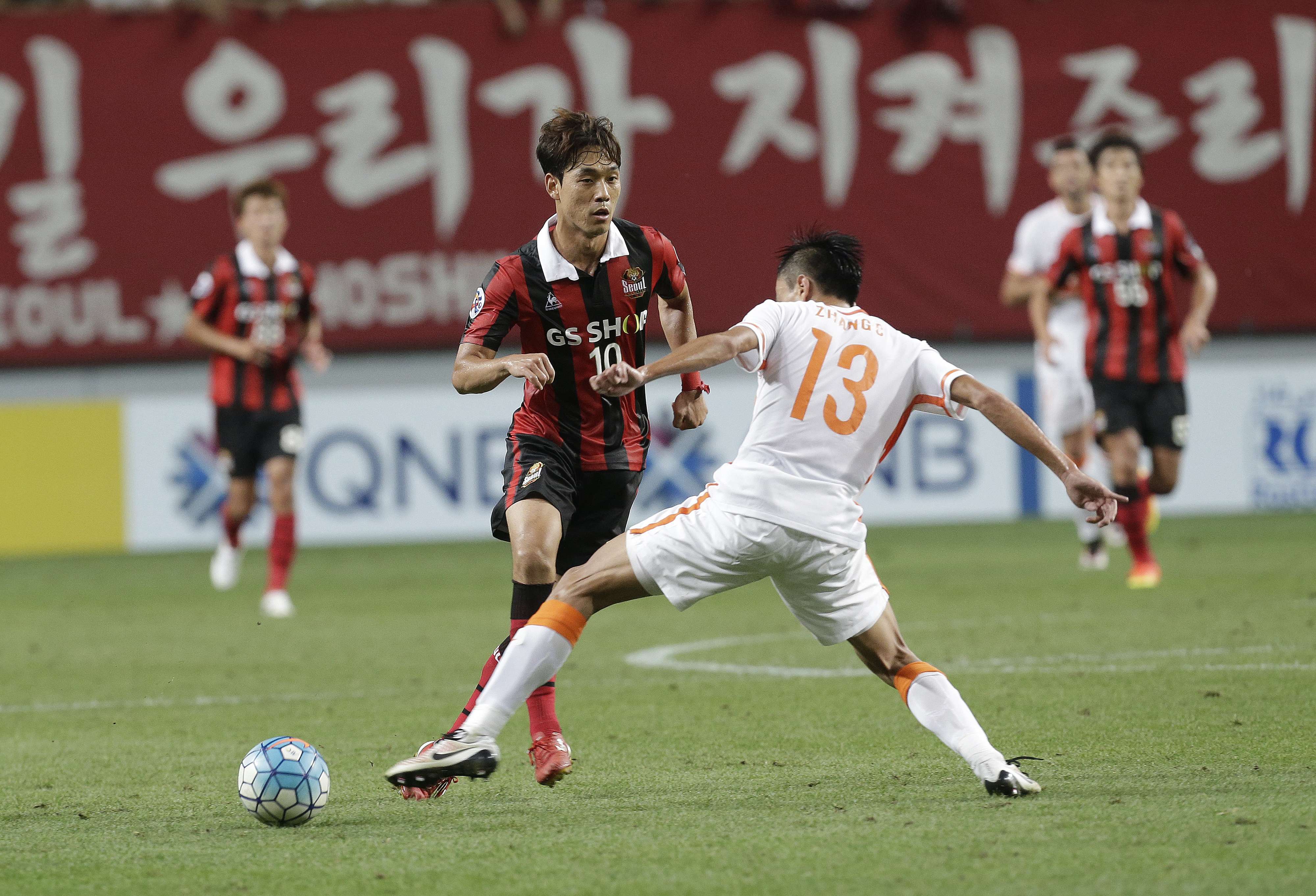 Park Chu-young of South Korea's FC Seoul fights for the ball with Shandong’s Zhang Chi in the 3-1 win in Seoul. Photos: AP