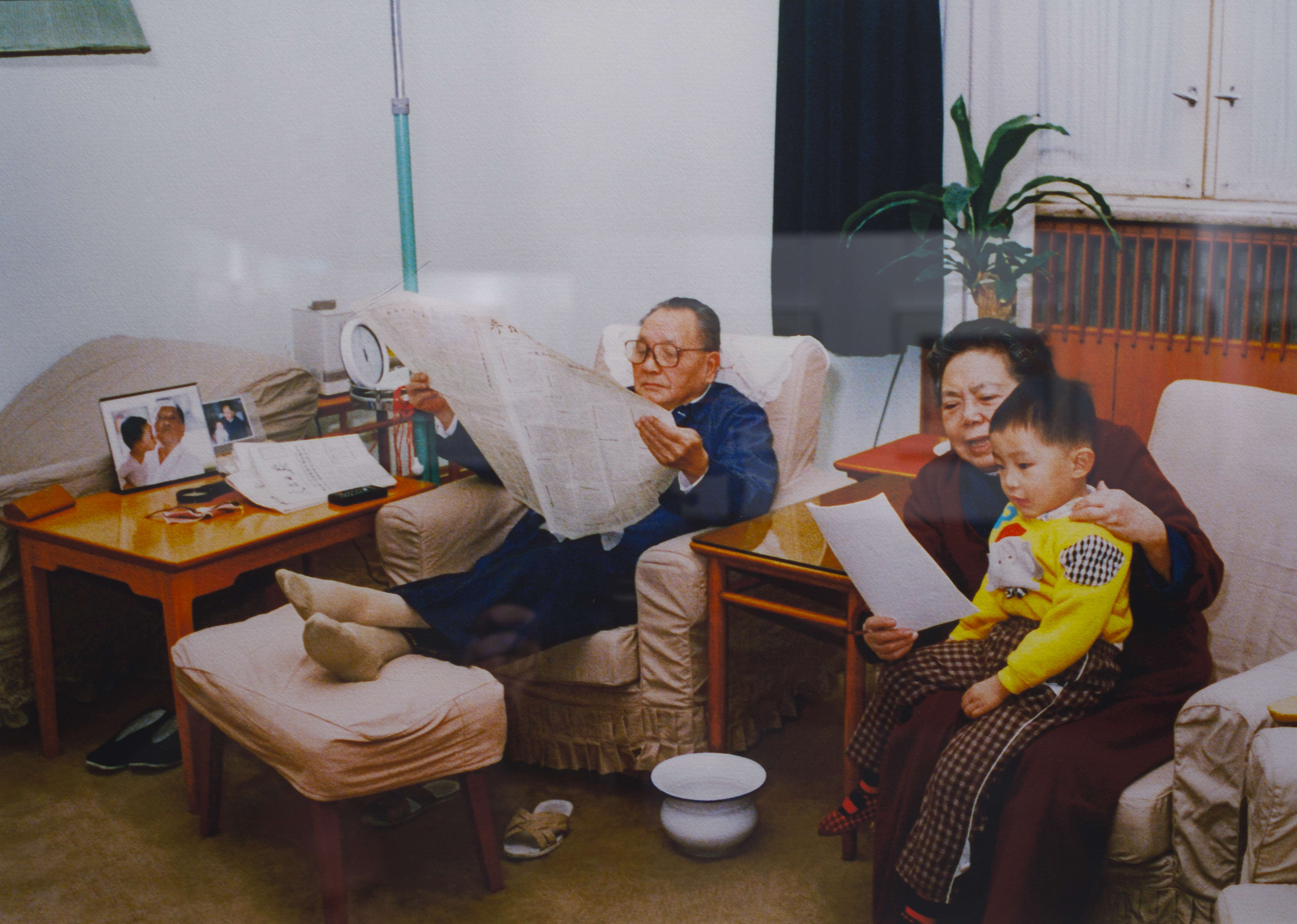 “The Retirement Life of Xiaoping” (1988), by Yang Shaoming, is part of the Hong Kong International Photo Festival’s highlight exhibition, “1,000 Families”. 