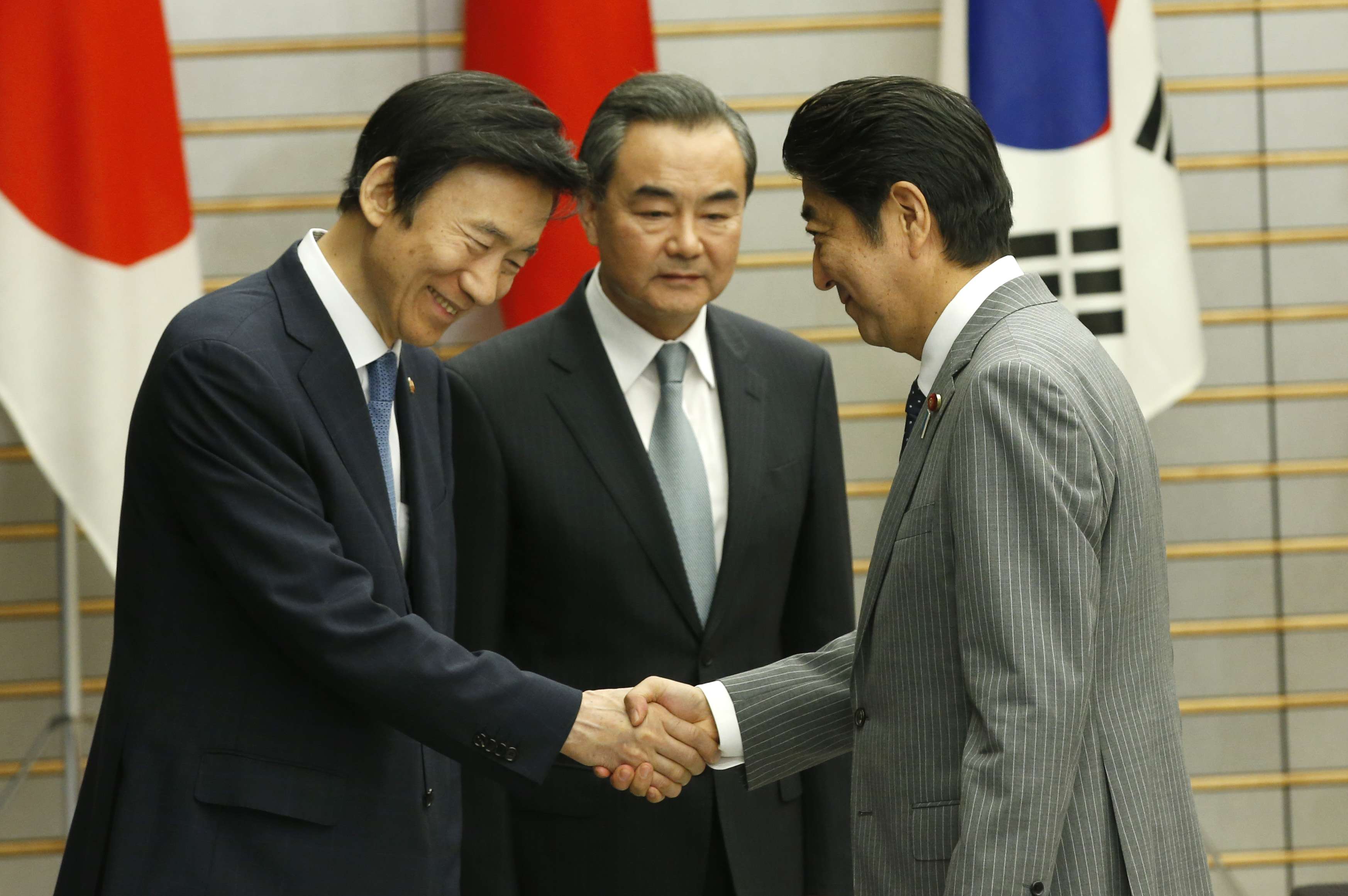 Japanese Prime Minister Shinzo Abe (right) meets South Korean Foreign Minister Yun Byung-Se (left) and Chinese Foreign Minister Wang Yi. Photo: AFP