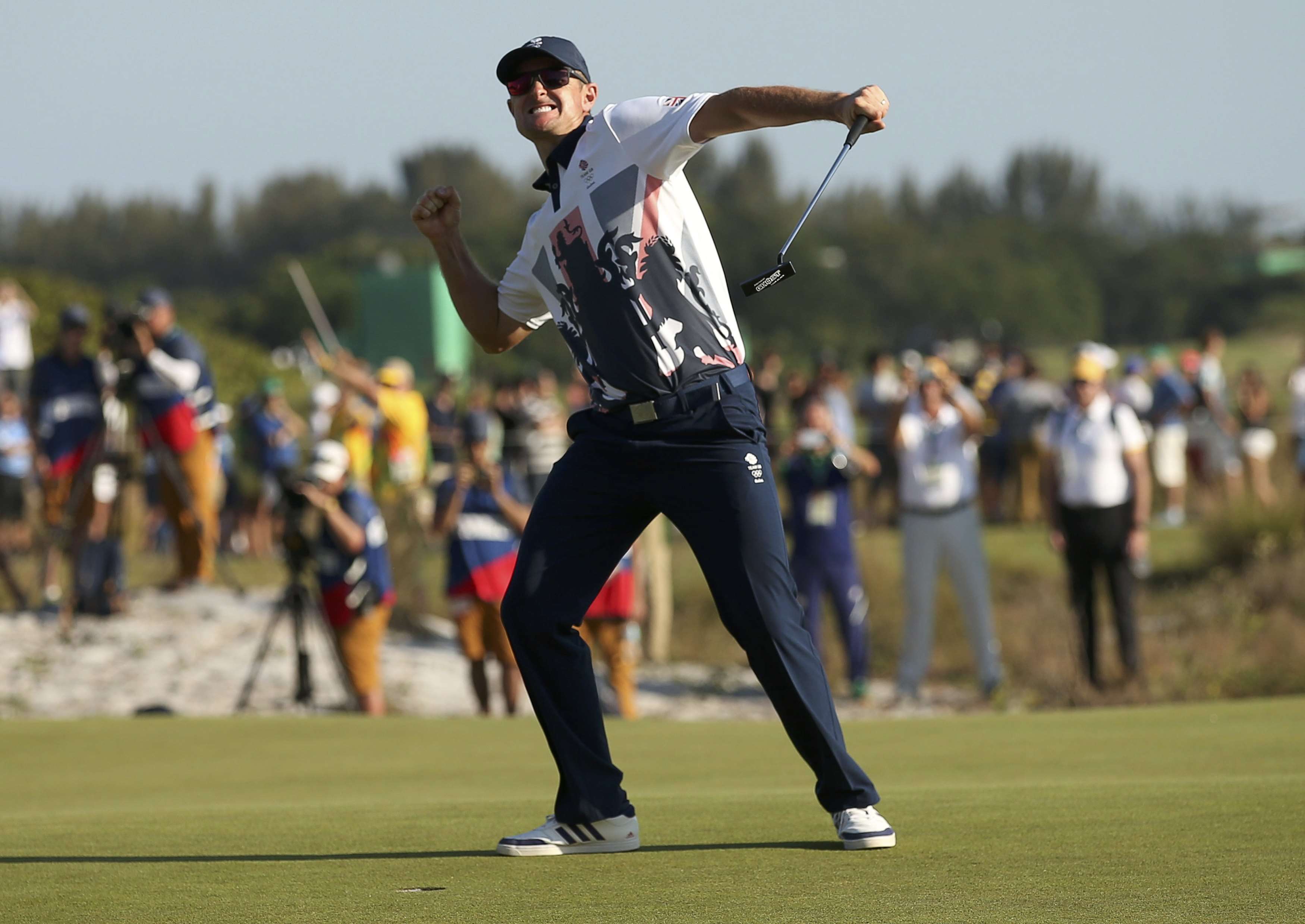 Justin Rose celebrates his gold medal win in the men's Olympic golf competition. Photo: Reuters