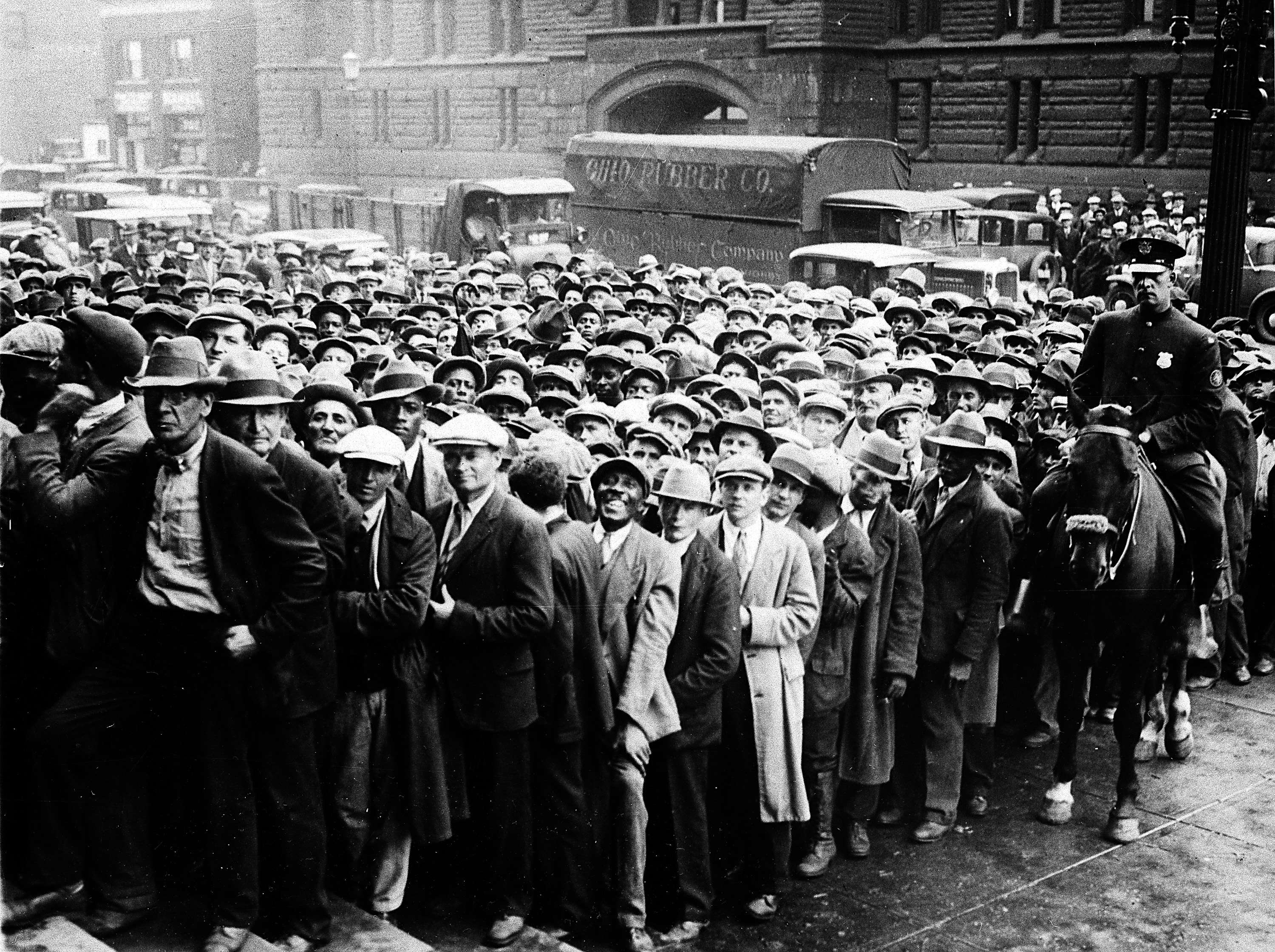 Thousands queue for jobs during the Great Depression in the US. Photo: AP