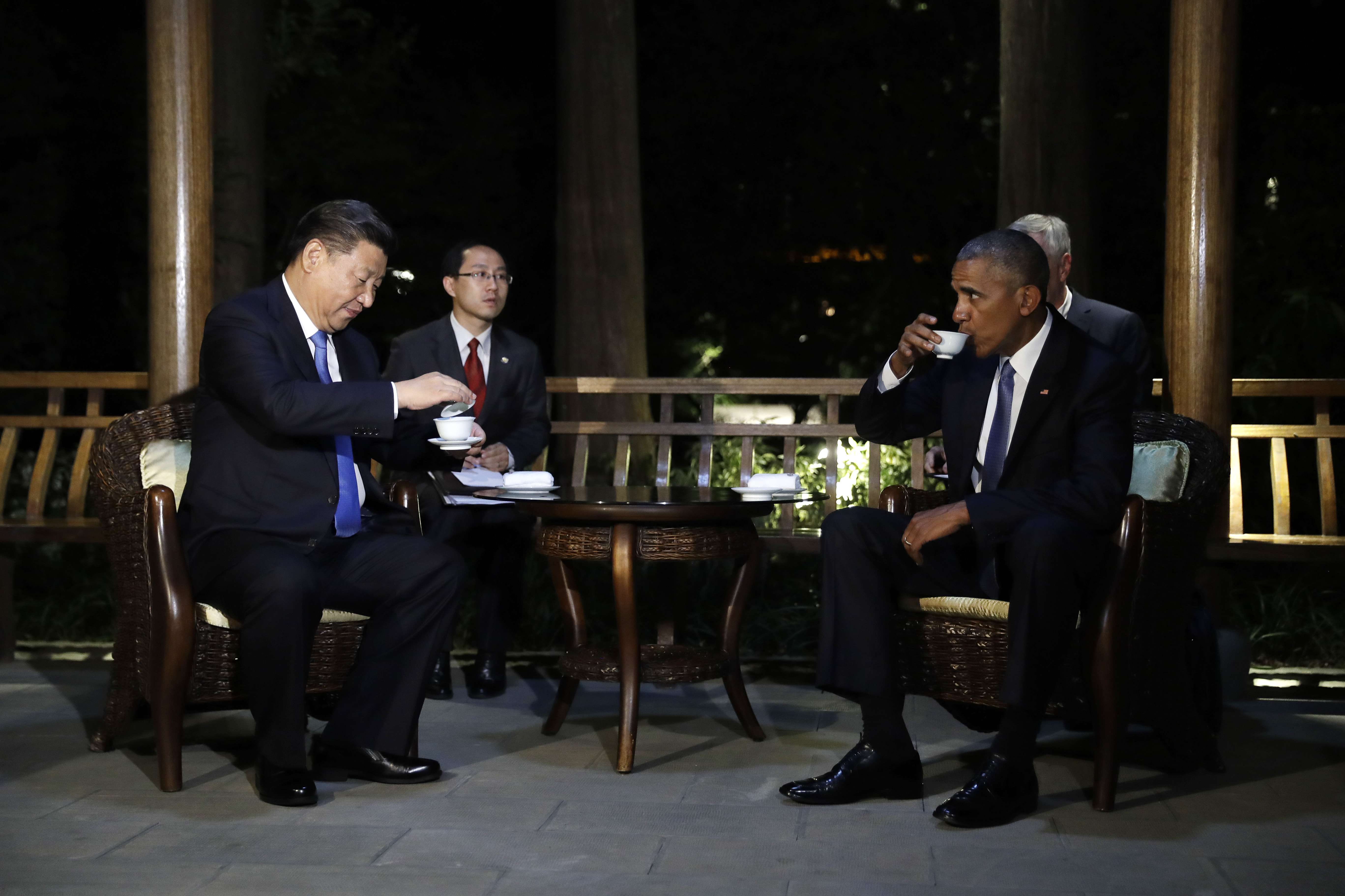 US President Barack Obama and President Xi Jinping drink tea together in a pavilion at West Lake State Guest House in Hangzhou on Saturday. Photo: AP