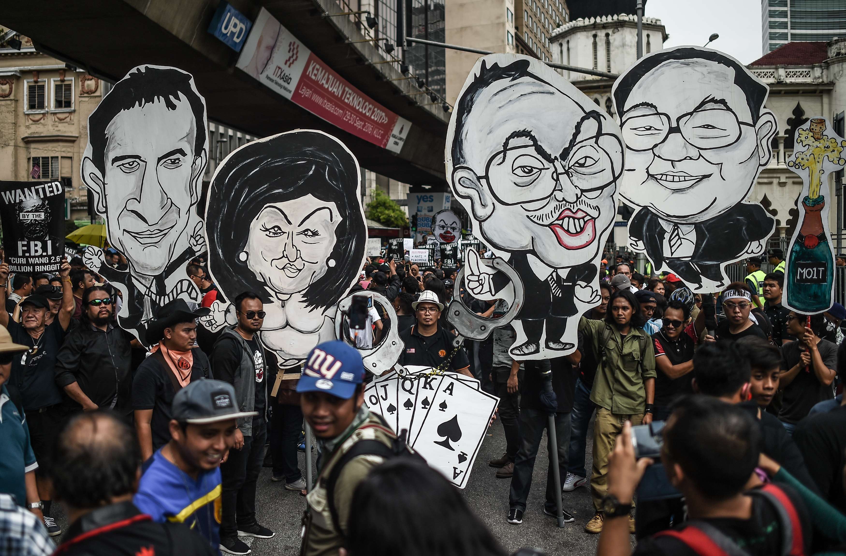 Student activists hold clown-faced caricatures of Malaysian Prime Minister Najib Razak (second right) and his wife Rosmah Mansor (second left) during a protest over the 1MDB scandal in Kuala Lumpur in August 2016. Photo: AFP