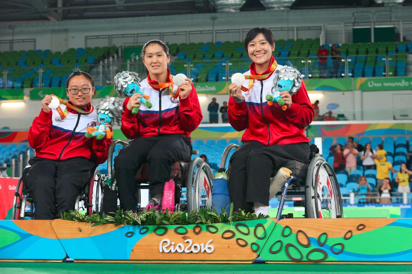 Hong Kong’s epee team pose with their silver medals. Photos: HK Paralympic Committee