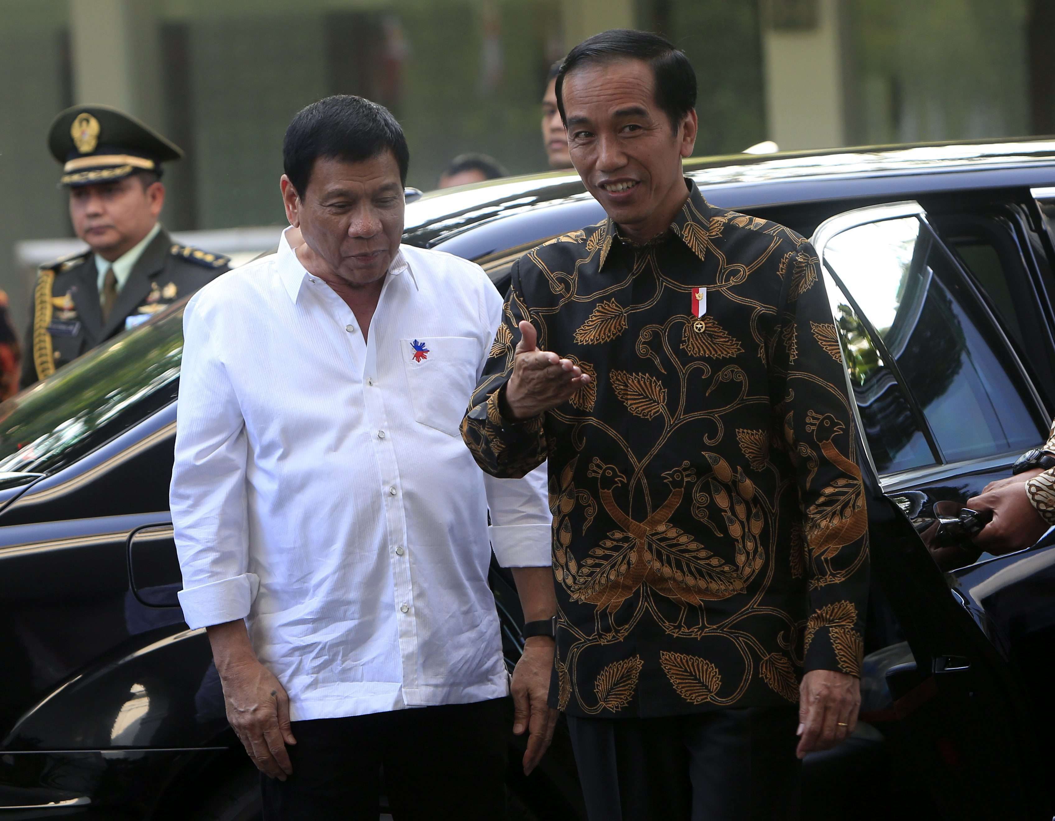 Indonesian President Joko Widodo (right) welcomes his Philippine counterpart Rodrigo Duterte to the Presidential Palace in Jakarta on September 9. Photo: EPA