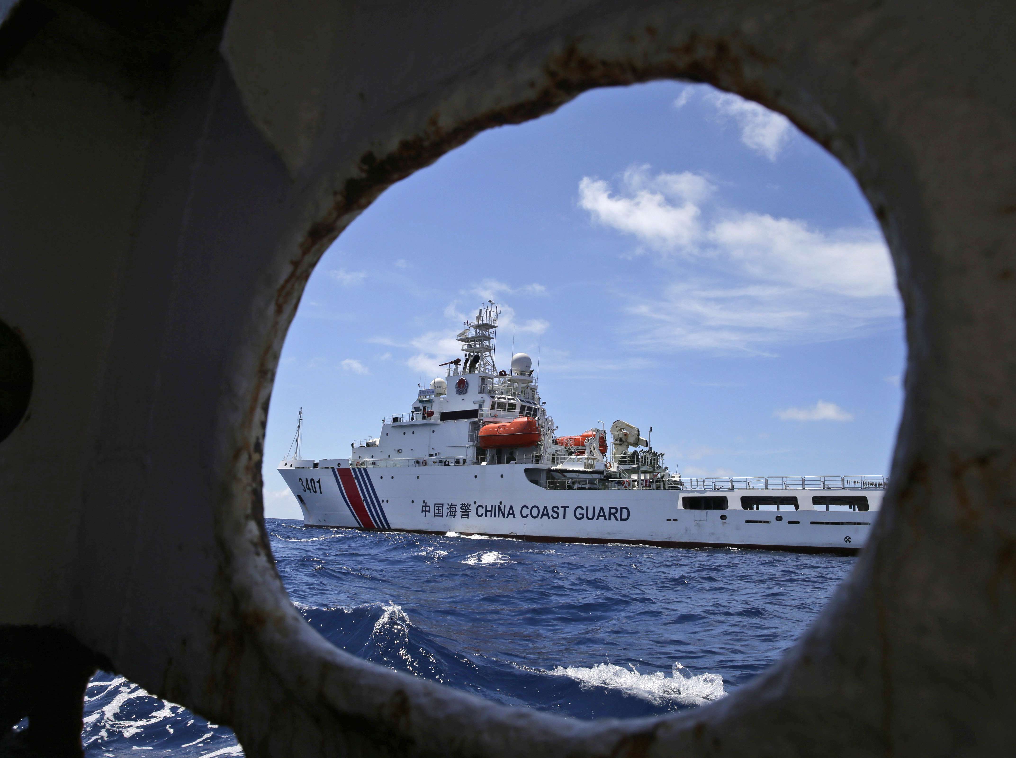 In this 2014 photo, a Chinese coastguard ship blocks a Philippine vessel trying to enter the Second Thomas Shoal in the South China Sea to relieve Philippine troops and resupply provisions. Photo: AP