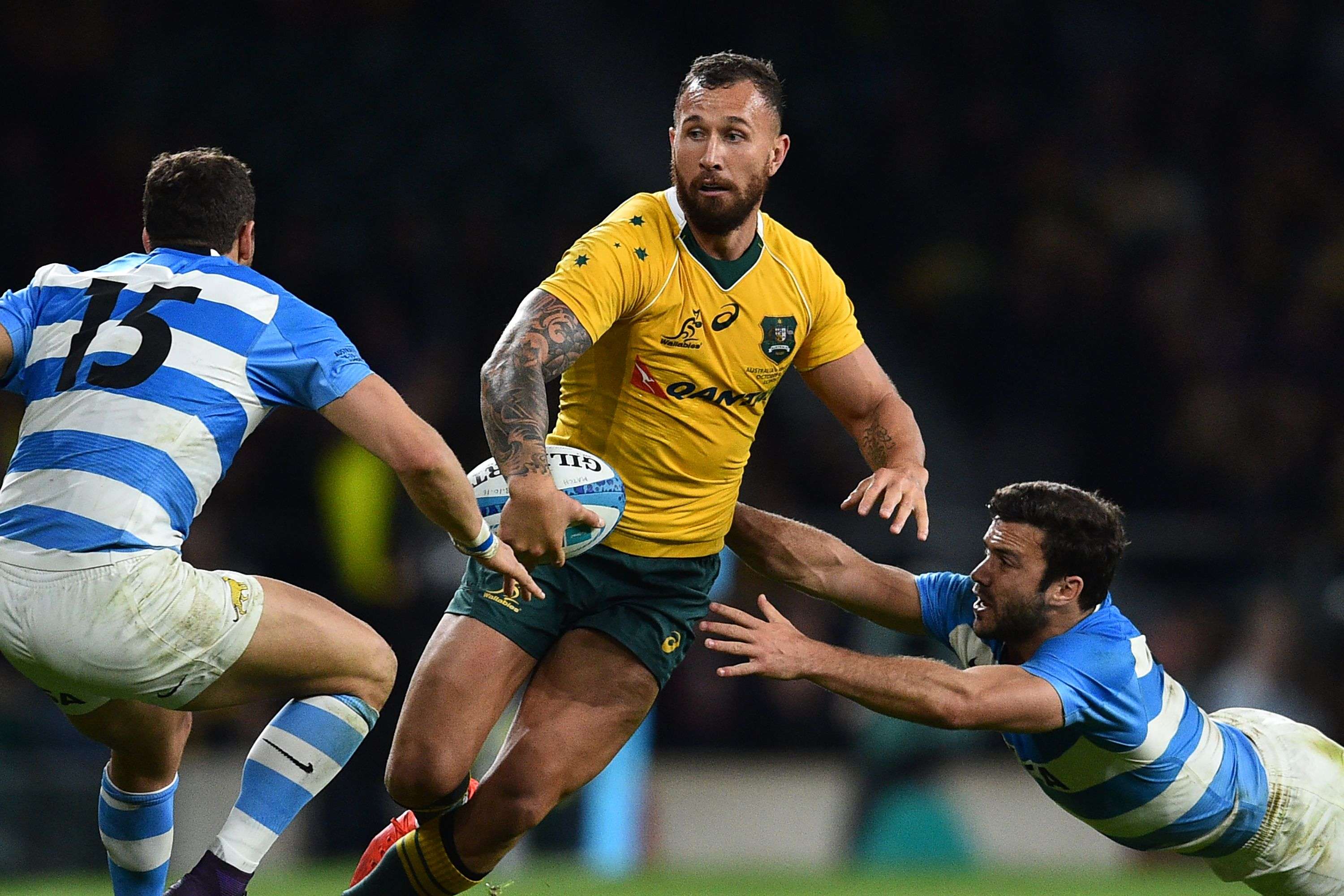 Australia fly-half Quade Cooper runs between Argentina scrum-half Martin Landajo (right) and Argentina fullback Joaquin Tuculet. Photo: AFP