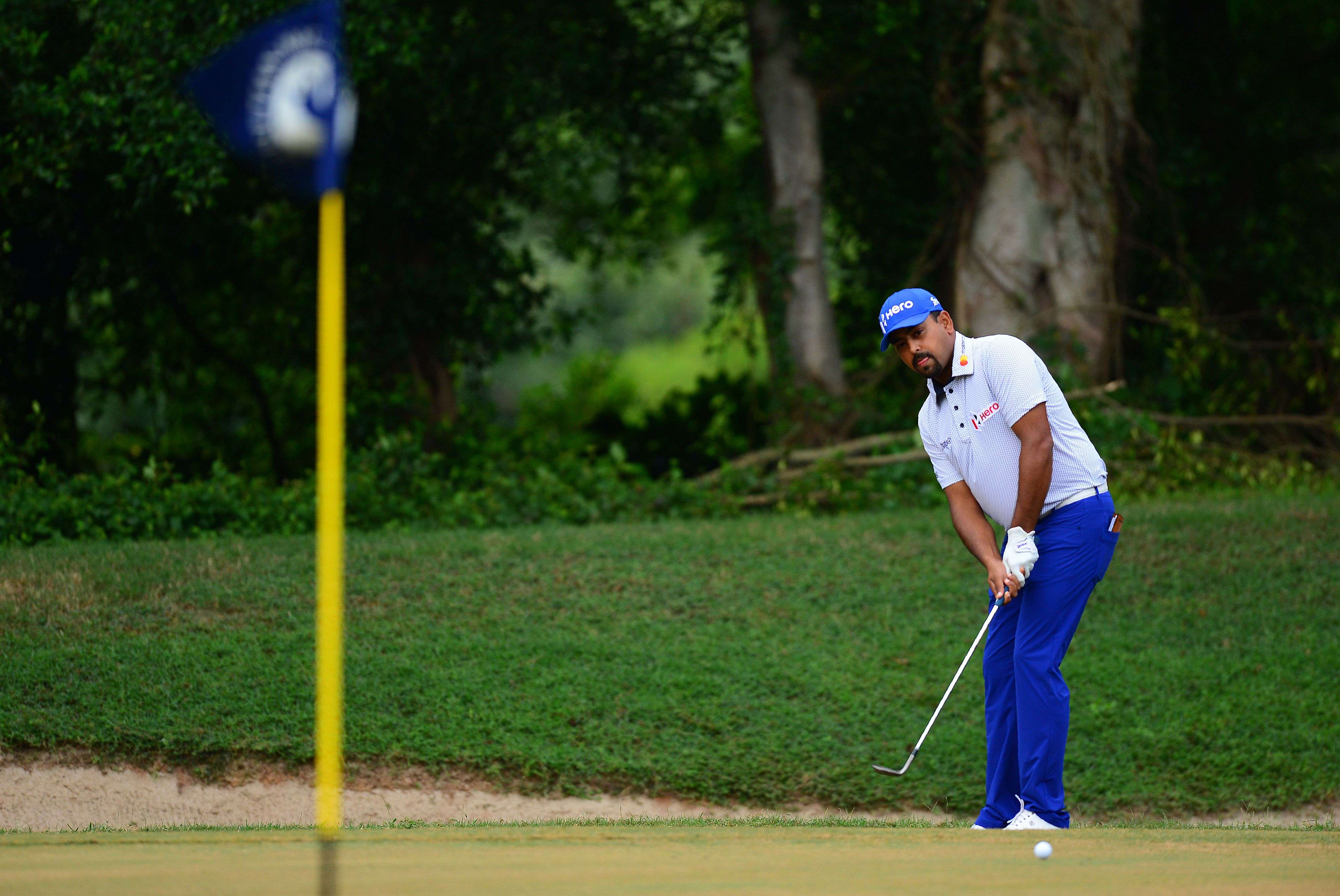Anirban Lahiri chips on to the green during his three-under 68 in the second round of the Venetian Macao Open. Photos: Asian Tour