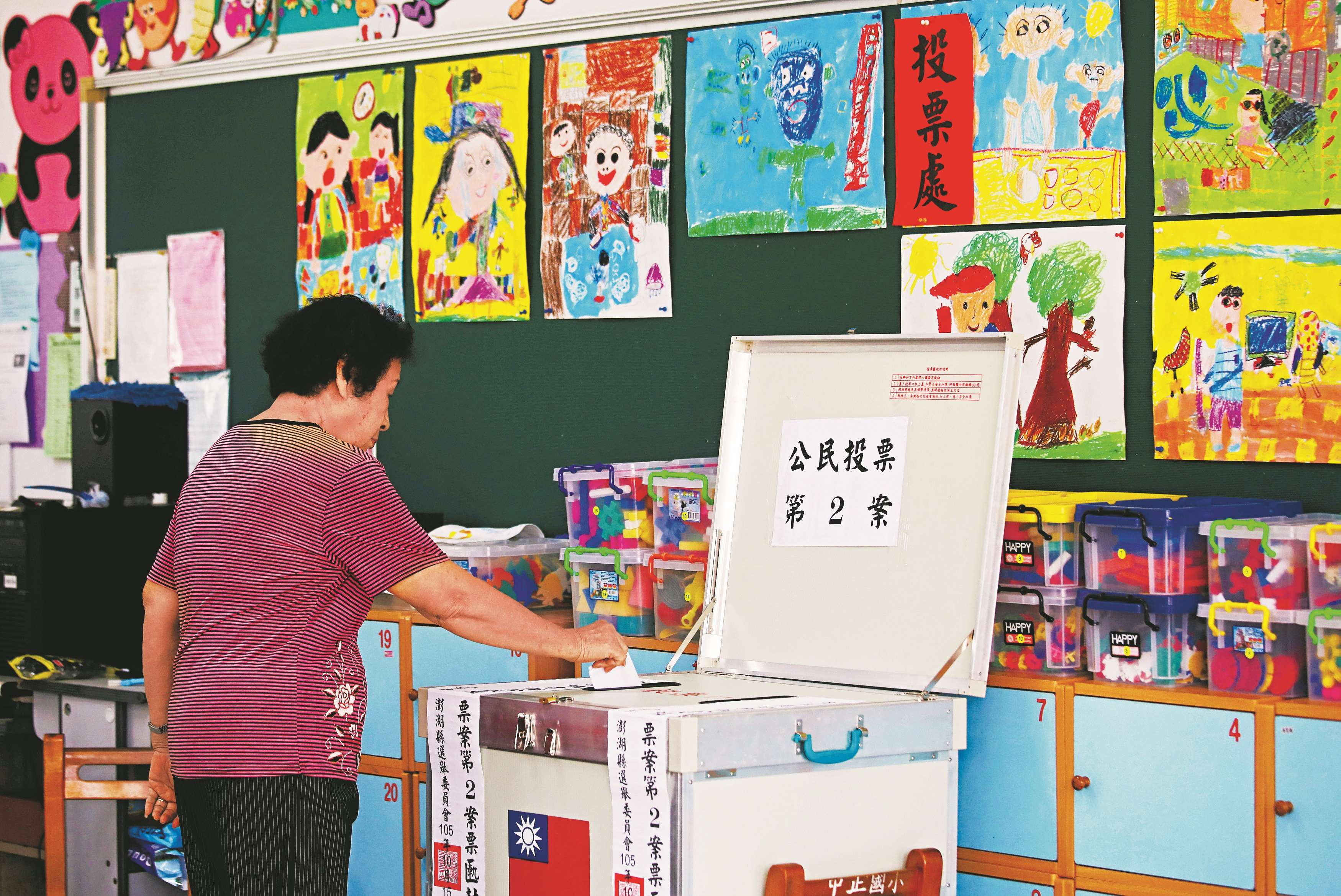 A woman casts her ballot at a polling station in the referendum on Penghu on Saturday. Photo: Reuters