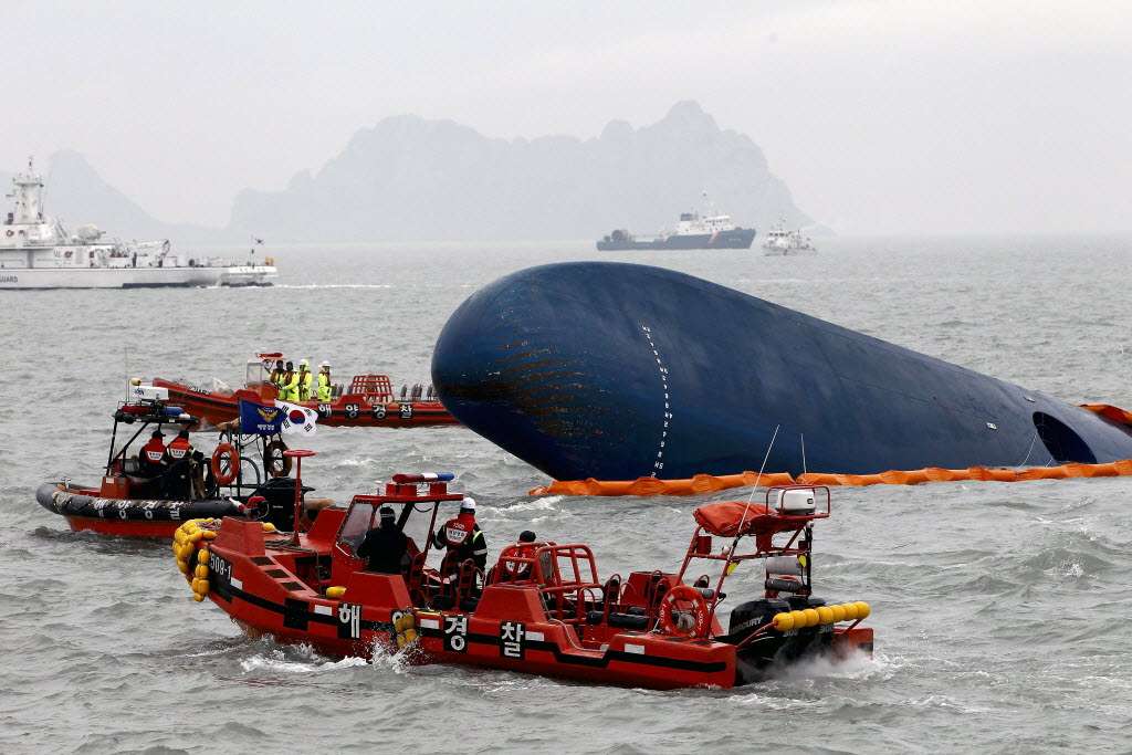 Rescue operations are underway after the ferry Sewol sank in waters off Jindo Island, in the southwestern province of South Jeolla, South Korea, in 2014. Photo: EPA