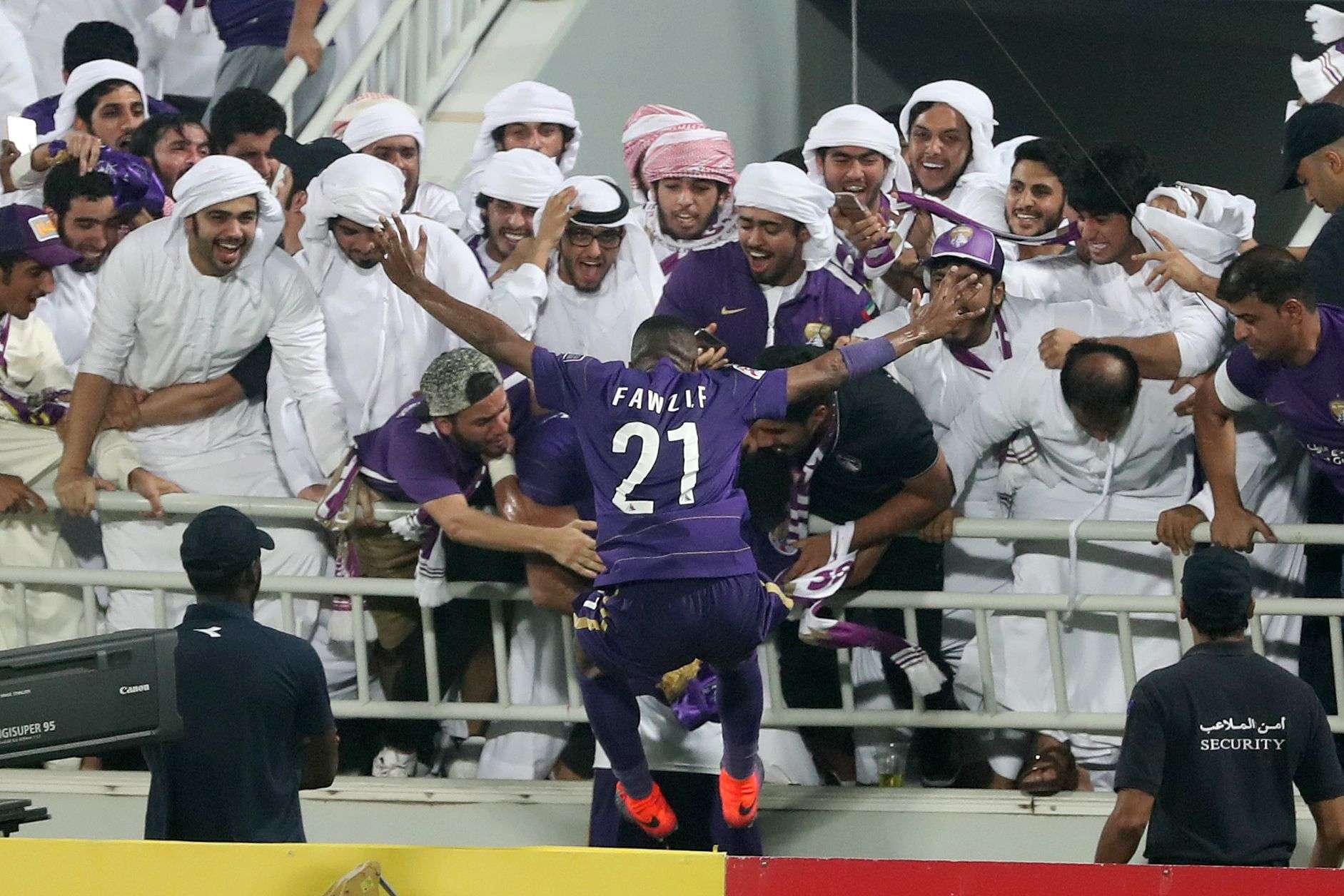 Al-Ain's Fawzi Fayez (C) celebrates during the Asian Champions League football return match between Qatar's El-Jaish and UAE's Al-Ain on October 18, 2016 at the Abdullah Bin Khalifa Stadium in Doha. / AFP PHOTO / KARIM JAAFAR