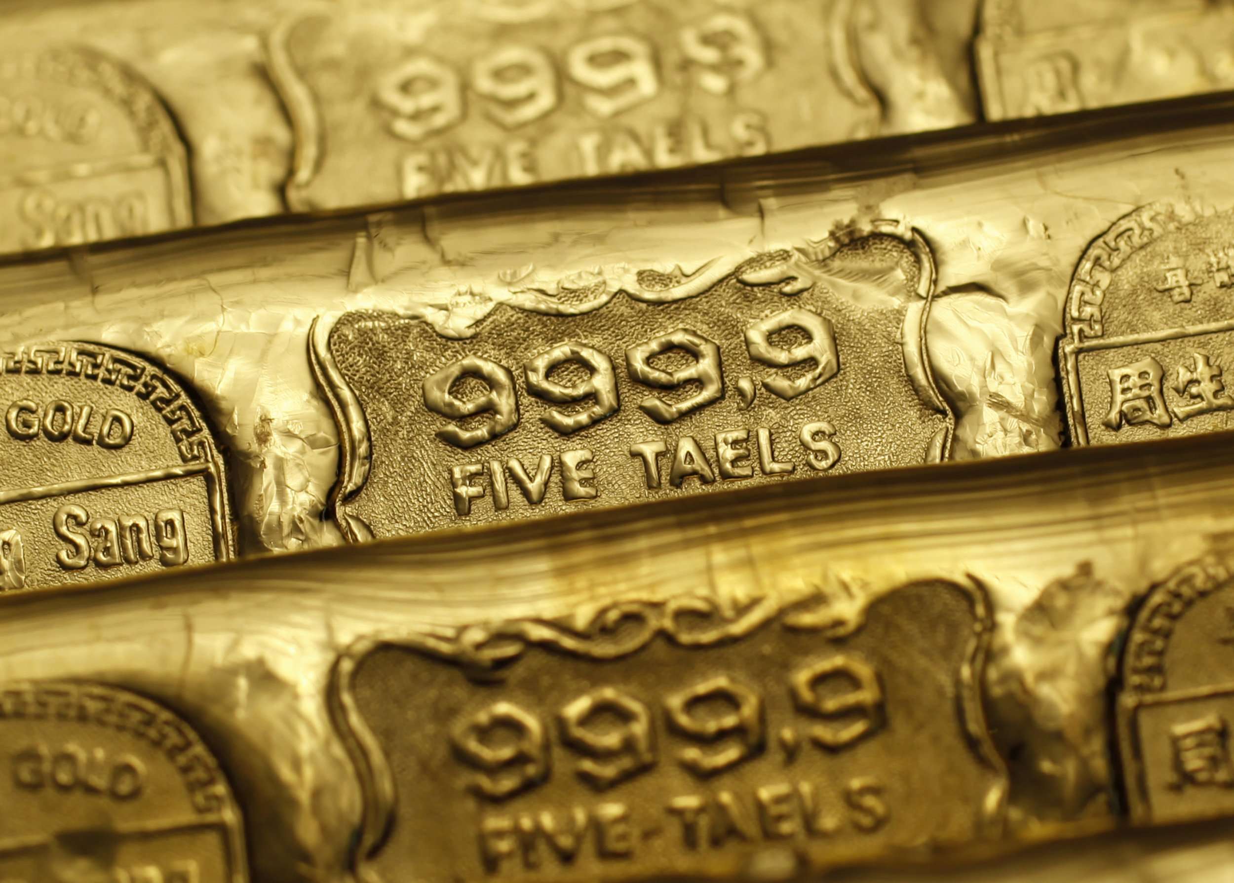 Five-tael (6.65 ounces or 190 grams) gold bars on sale at a jewellery store in Hong Kong. Photo: Reuters