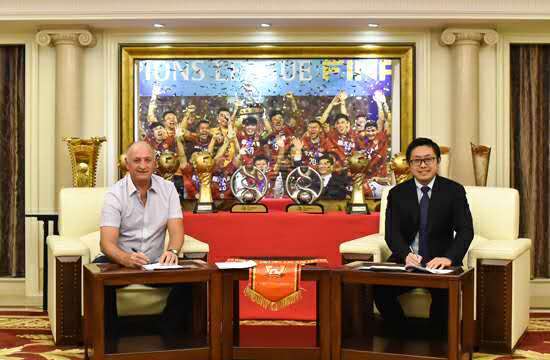 Scolari signs new deal. Photo: Guangzhou Evergrande