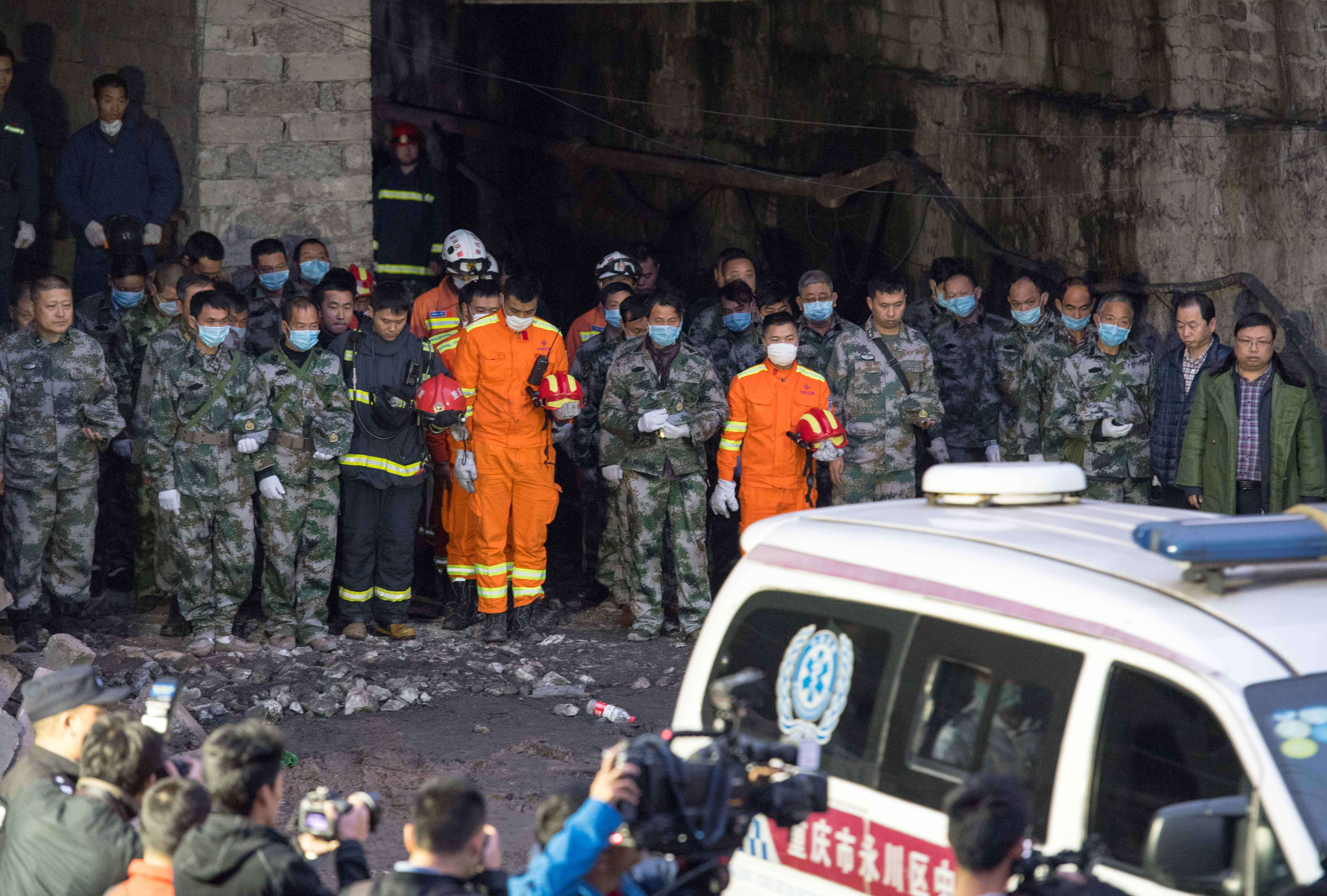 Rescuers honour the victims at the Jinshangou coal mine in Chongqing. Thirty-three miners have been confirmed dead after an explosion at the mine on Monday morning.Photo: Xinhua