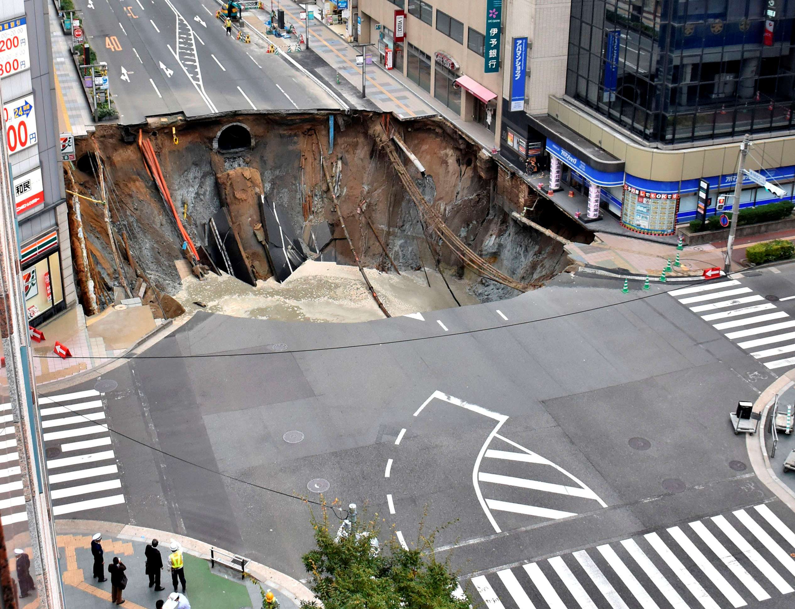 陥没孔/Sinkhole LEA 陥没孔/Sinkhole》[LEA] 黒C | 日本最大級 MTG