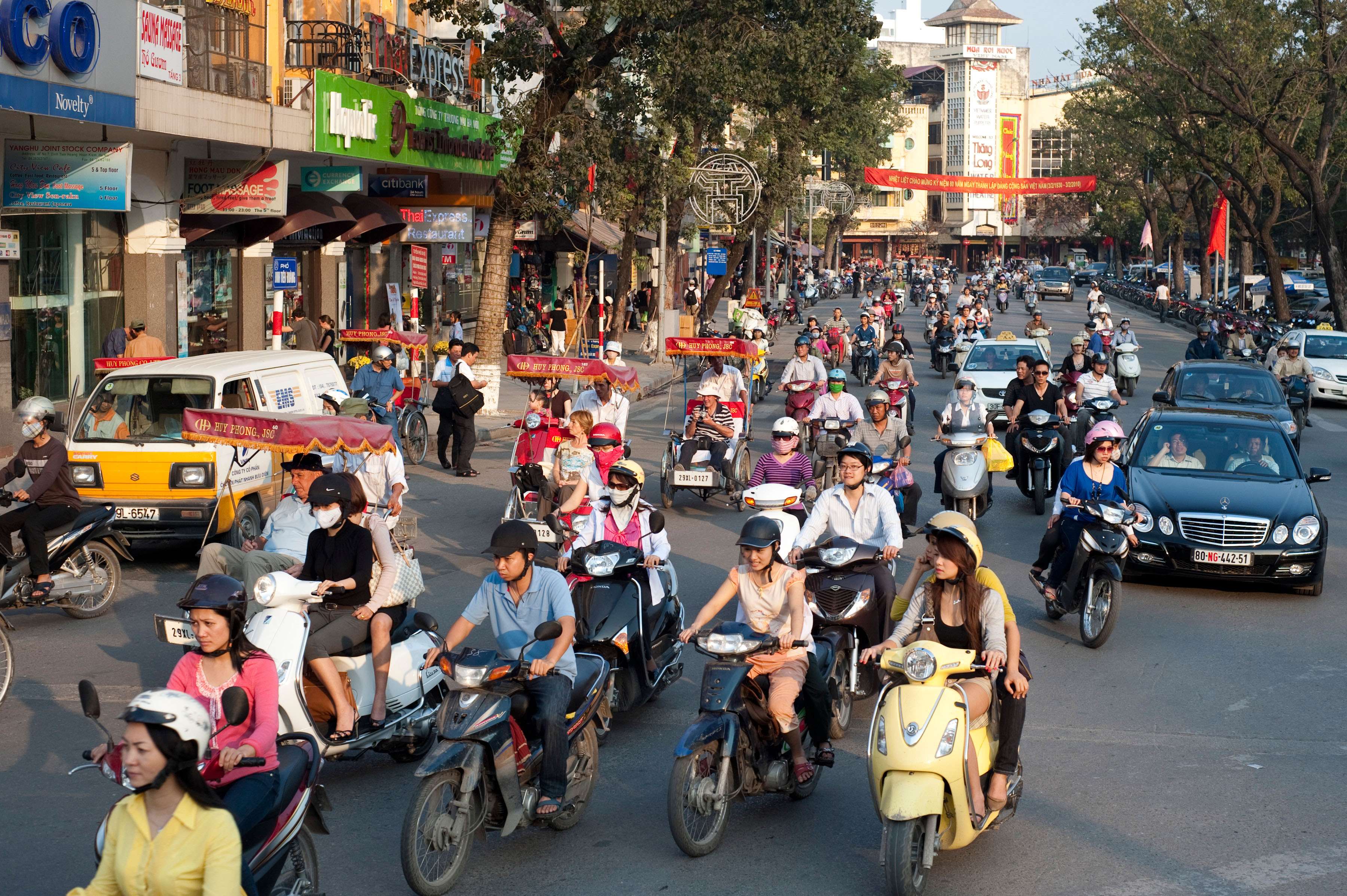 **FOR ONE TIME USE ONLY** BXTK1T Motorcycles fill Hanoi’s roads and are the most popular form of transport for getting around the city. Photo: Alamy