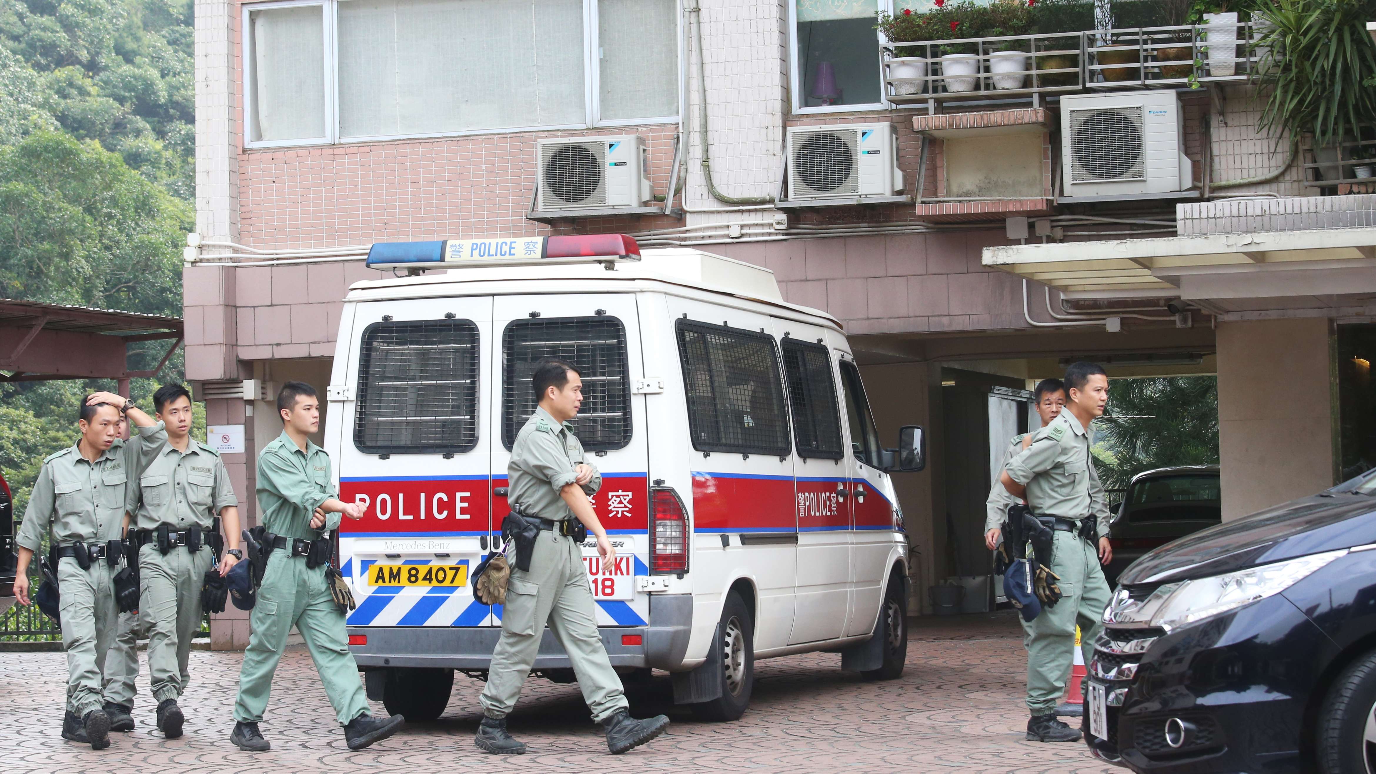 Police investigate the break-in at Sea Cliff Mansions in Repulse Bay. Photo: David Wong