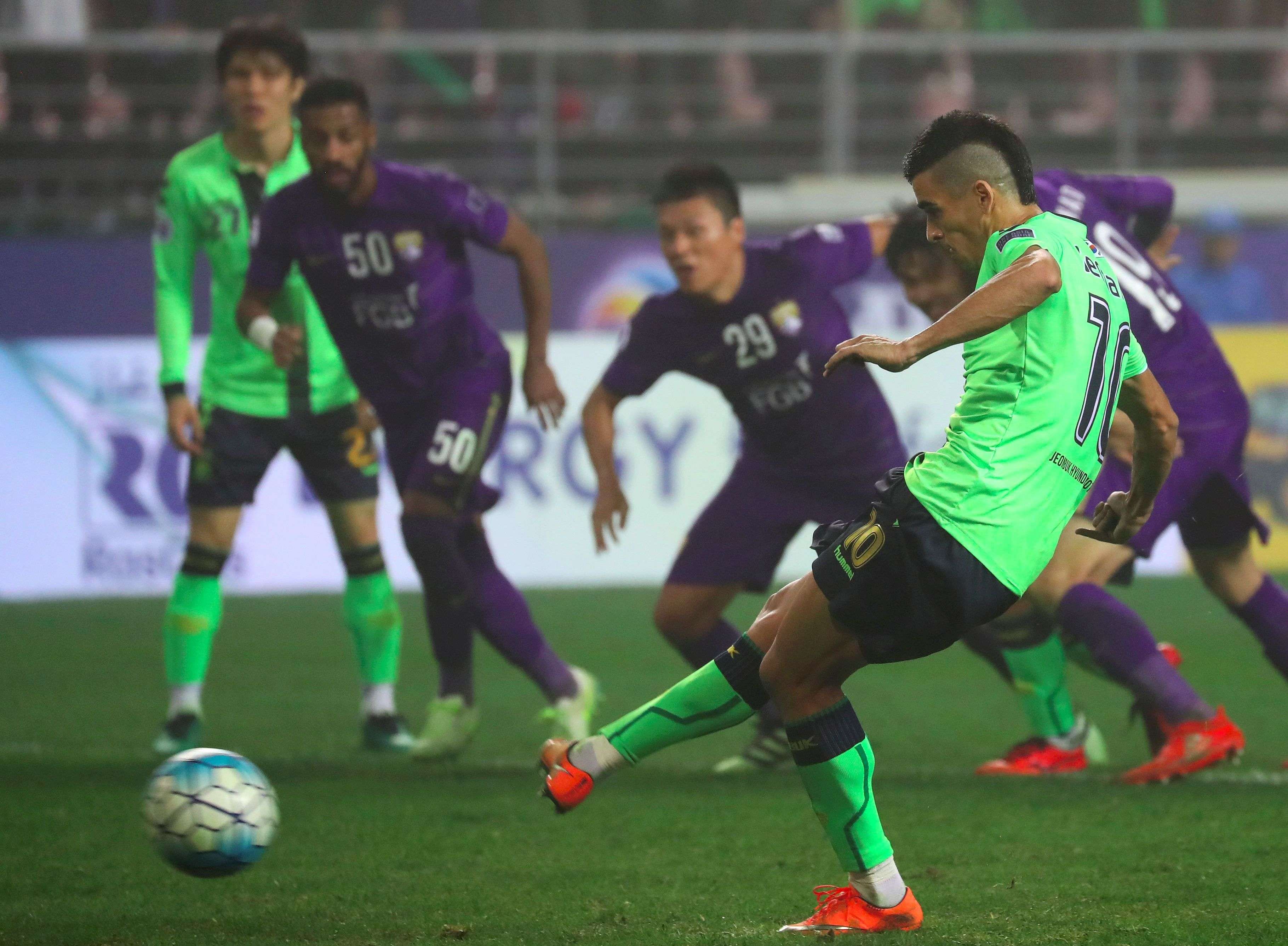 Leonardo scores with a penalty for Jeonbuk Hyundai Motors against Al Ain. Photo: AFP