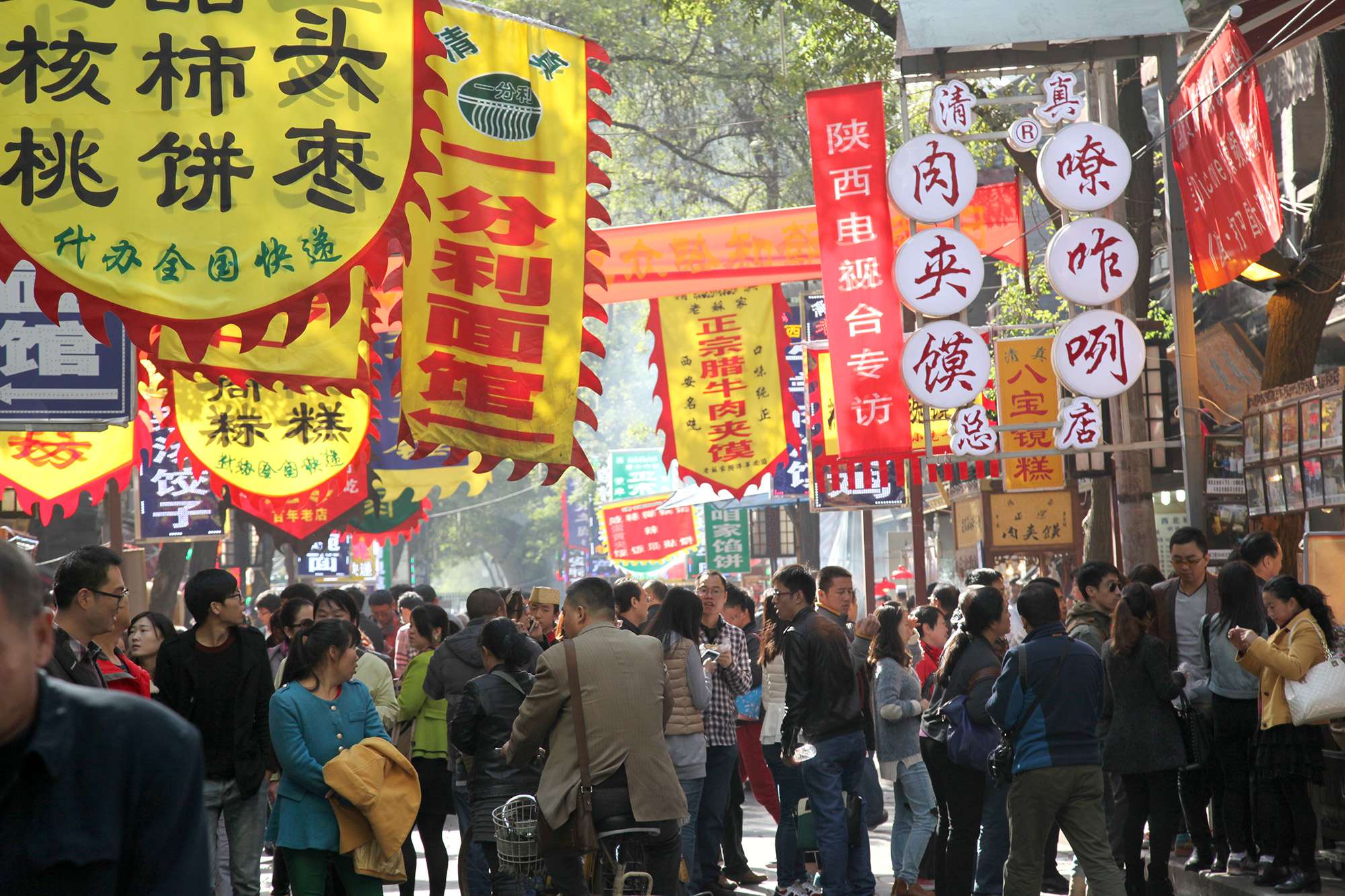 During lunch, thousands of students and city workers rush out to eateries, and Xian's Muslim Quarter food street bustles. Photos: ImagineChina
