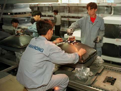 Employees of Sichuan Changhong Electronics Group Corporation work on the assembly line at the company's Mianyang factory. 10 October 1997