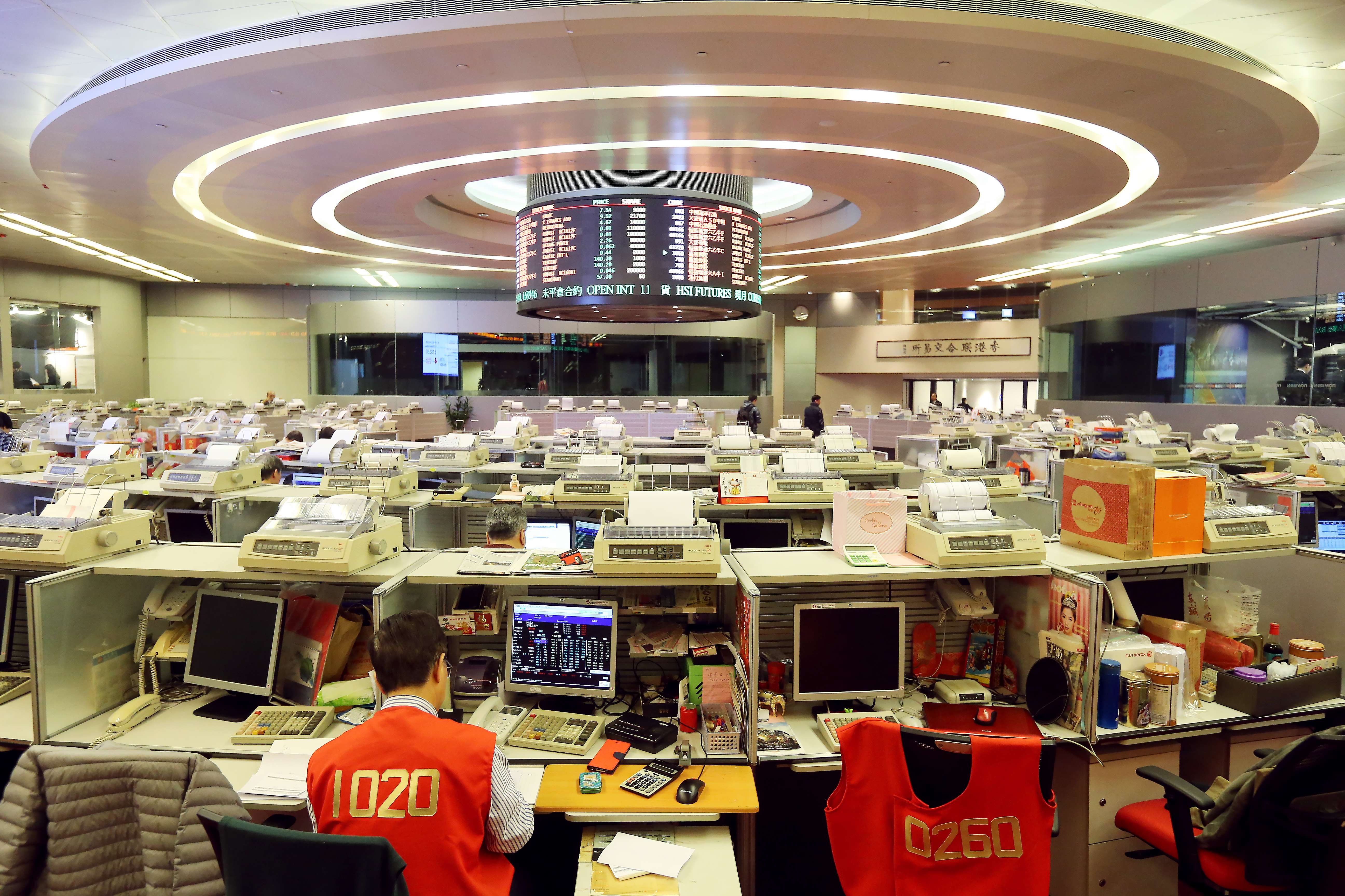 Floor traders are seen at the Hong Kong stock exchange in Central. Photo: Dickson Lee