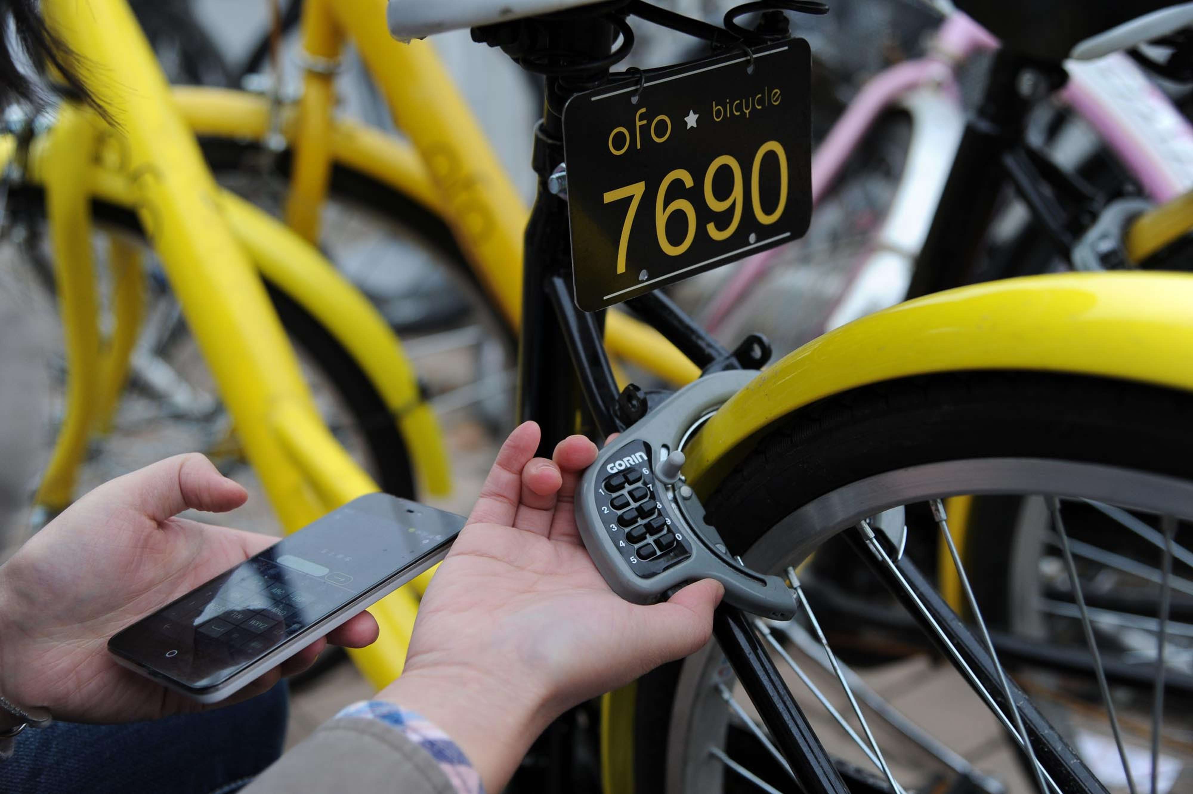 Ofo’s yellow bicycles, offering no-frills service without GPS, can be rented for 1 yuan per hour through the swipe on a smartphone. Photo: ChinaFotoPress