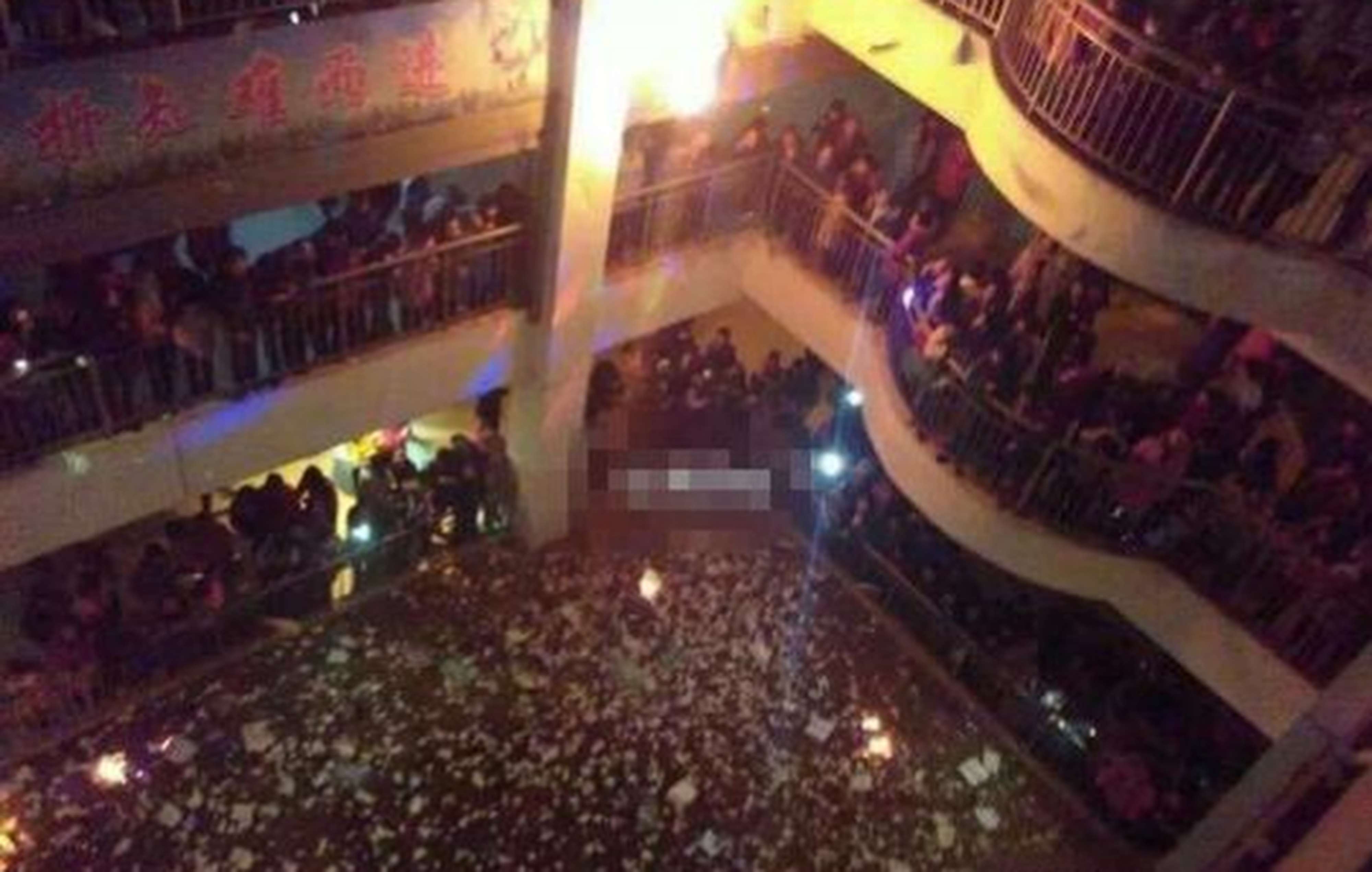 Angry students crowded into a school building to protest the cancellation of individual class new year parties. Photo: Sina.com