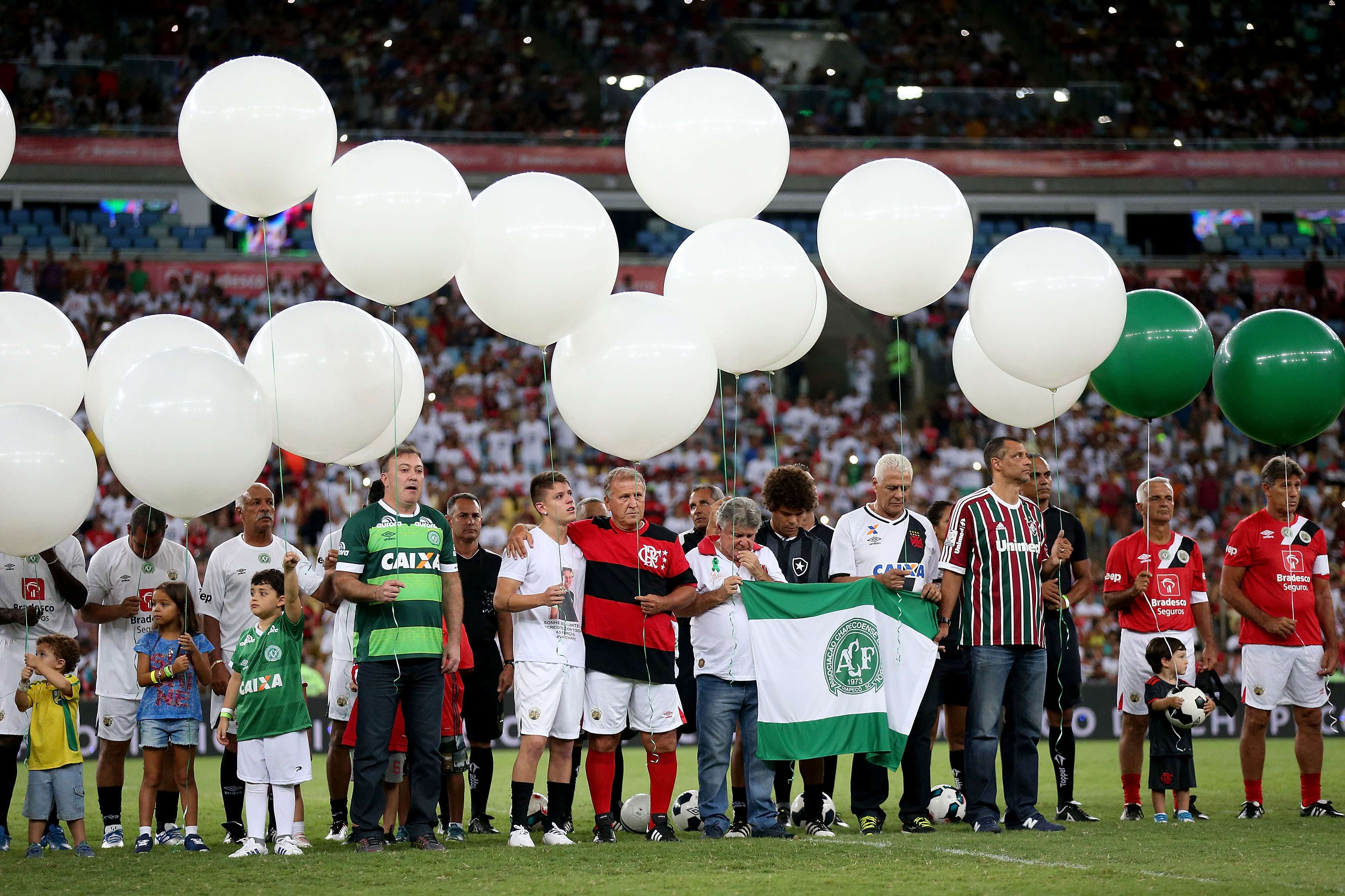 Players mourn for the victims of Chapecoense football club who died in an airplane crash before the 2016 stars charity match at the Maracana Stadium in Rio. Photo: Xinhua