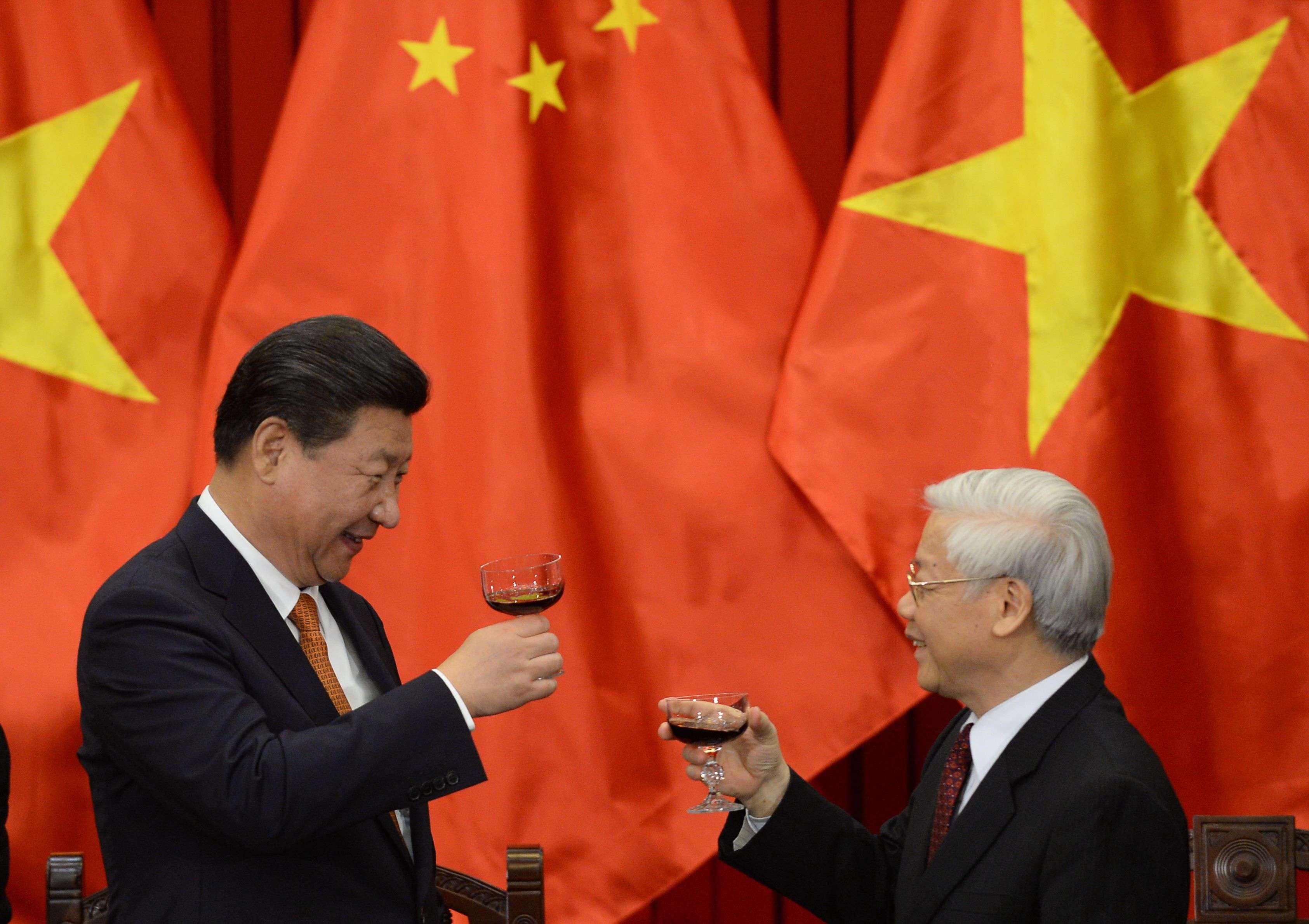 President Xi Jinping and Vietnamese Communist Party general secretary Nguyen Phu Trong raise a toast at a meeting in Hanoi on November 5, 2015. The two are expected to meet in Beijing this week. Photo: AFP