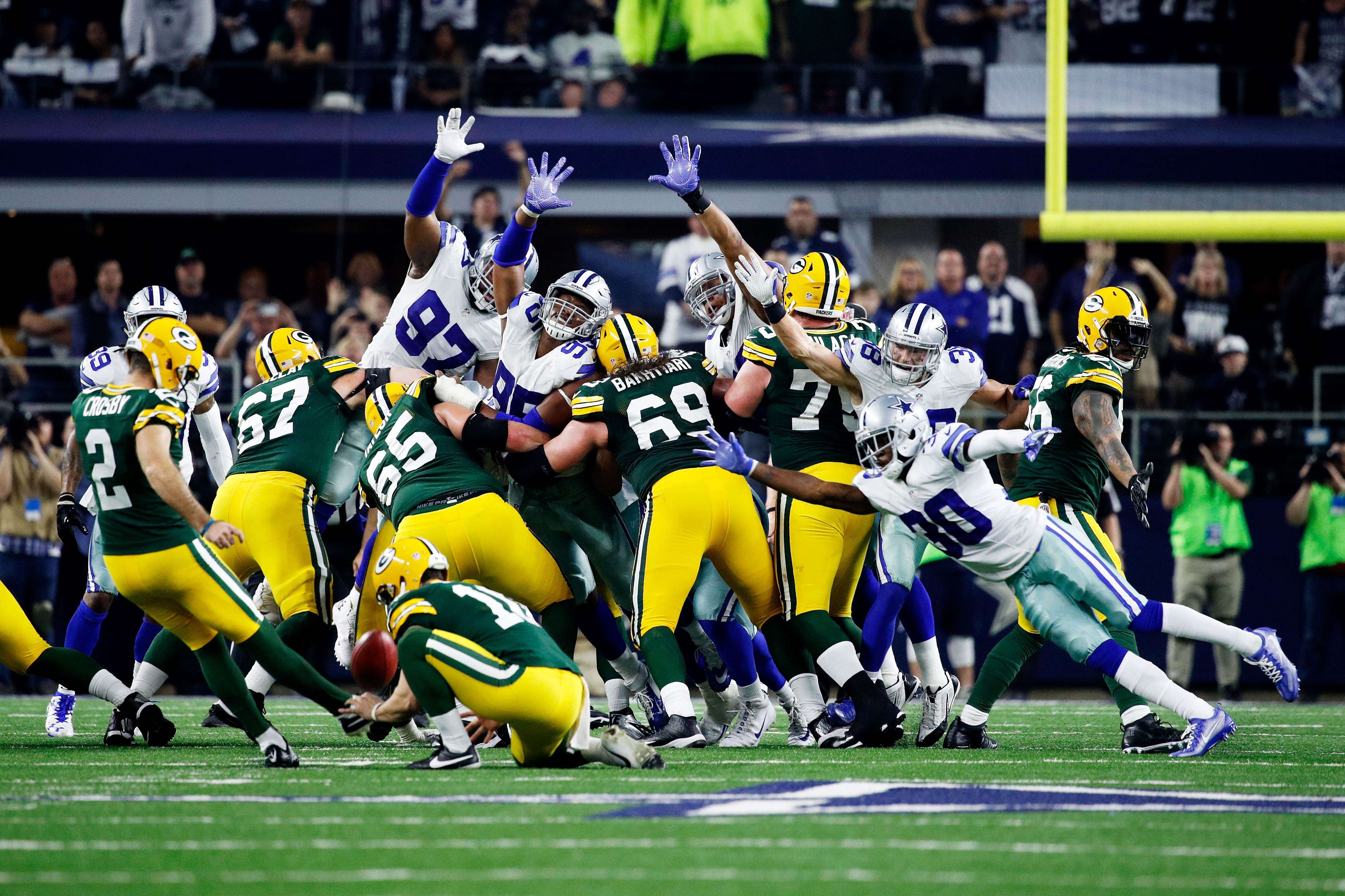Mason Crosby (2) of the Green Bay Packers kicks a field goal to beat the Dallas Cowboys 34-31 in the NFC divisional play-offs. Photo: AFP