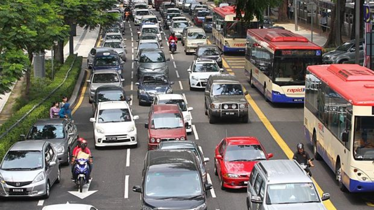 Malaysia’s automative association is expecting 2017 vehicle sales to climb back up to 590,000 units. Photo: The Star