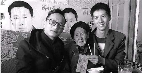 Lin visits an employee and his mother. Photo: China.news.com