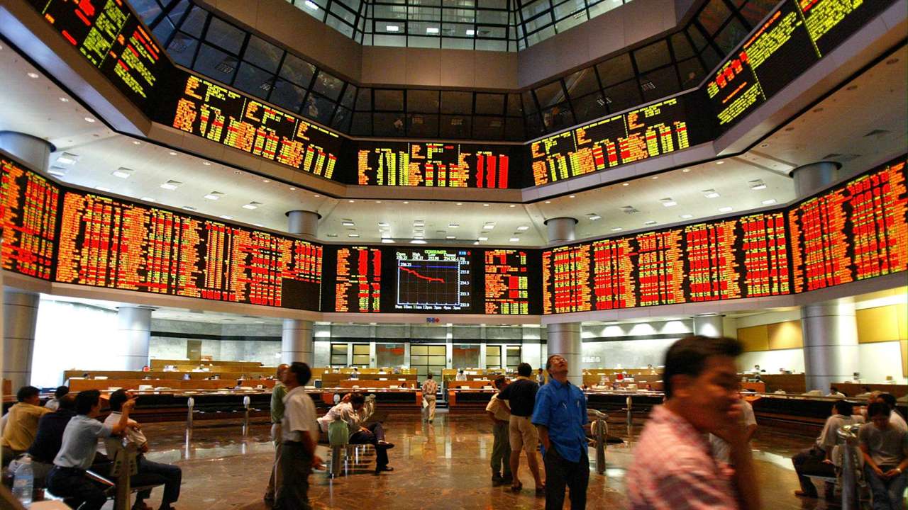 Investors monitor share prices from electronic display boards of the Kuala Lumpur Stock Exchange at the RHB trading floor in Kuala Lumpur. Photo: Jimin LAI/AF