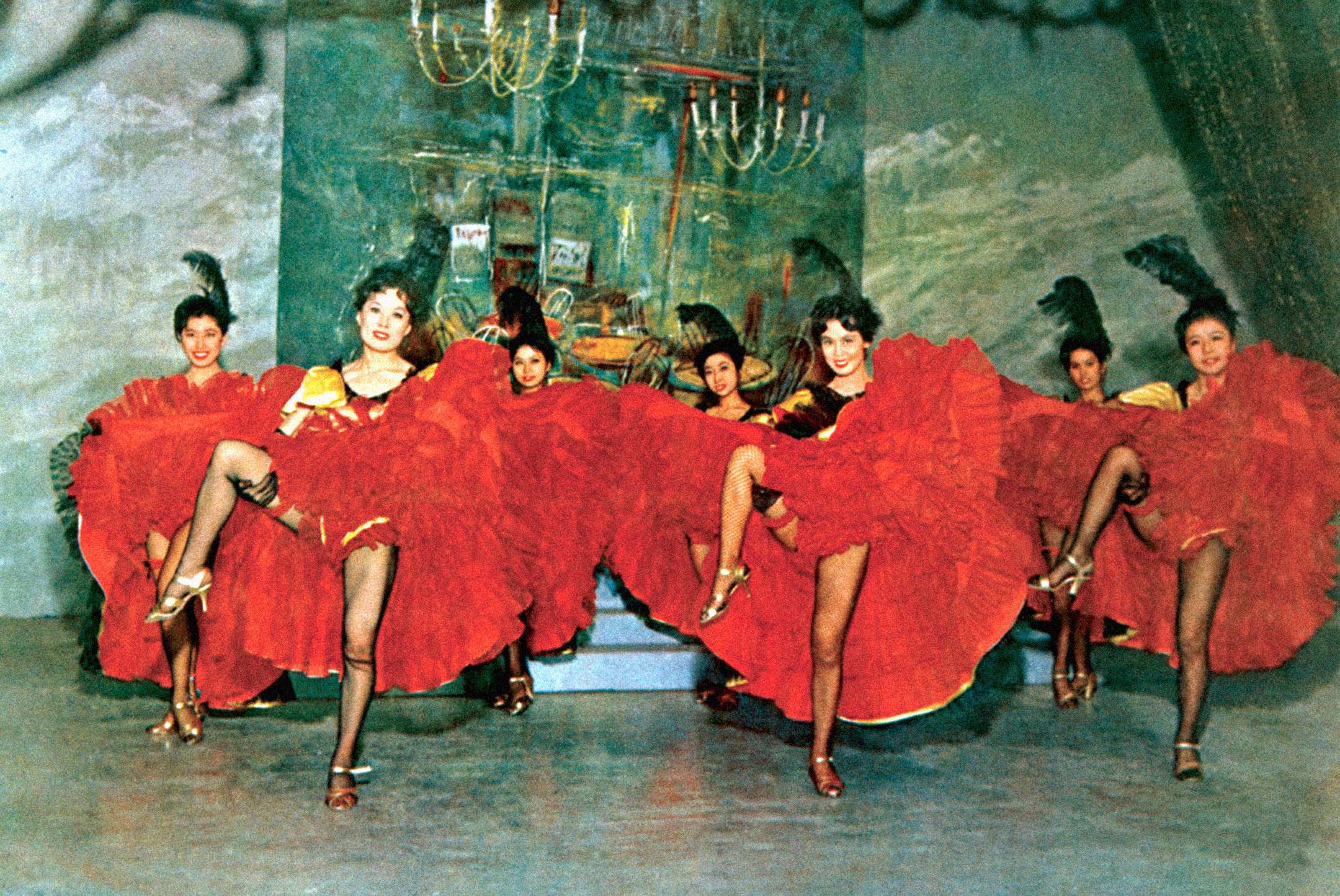Linda Lin Dai (centre right) stars in the Shaw Brothers musical Les Belles.