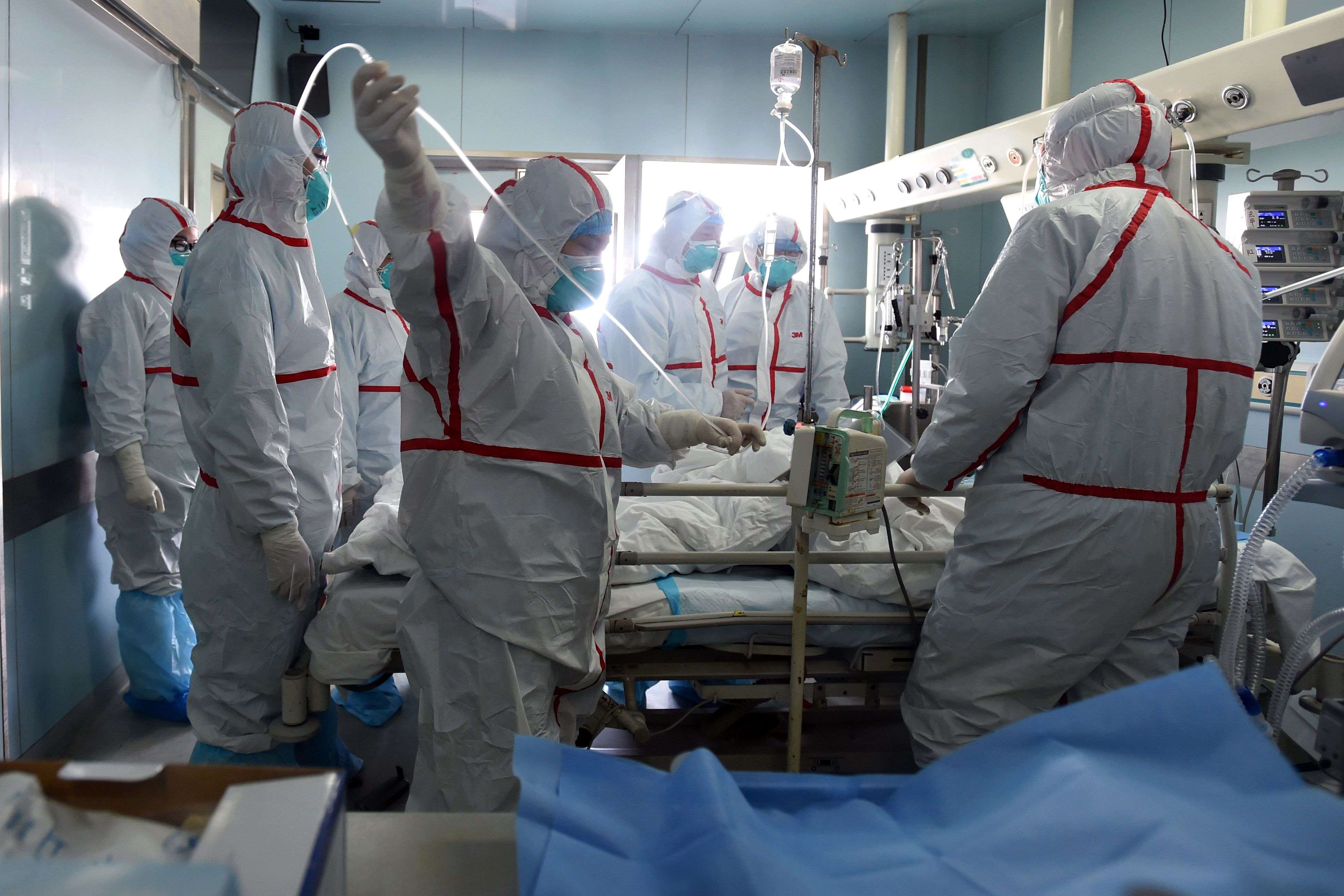 A patient with H7N9 bird flu is treated in a hospital in Wuhan, Hubei province, on February 12. Photo: AFP