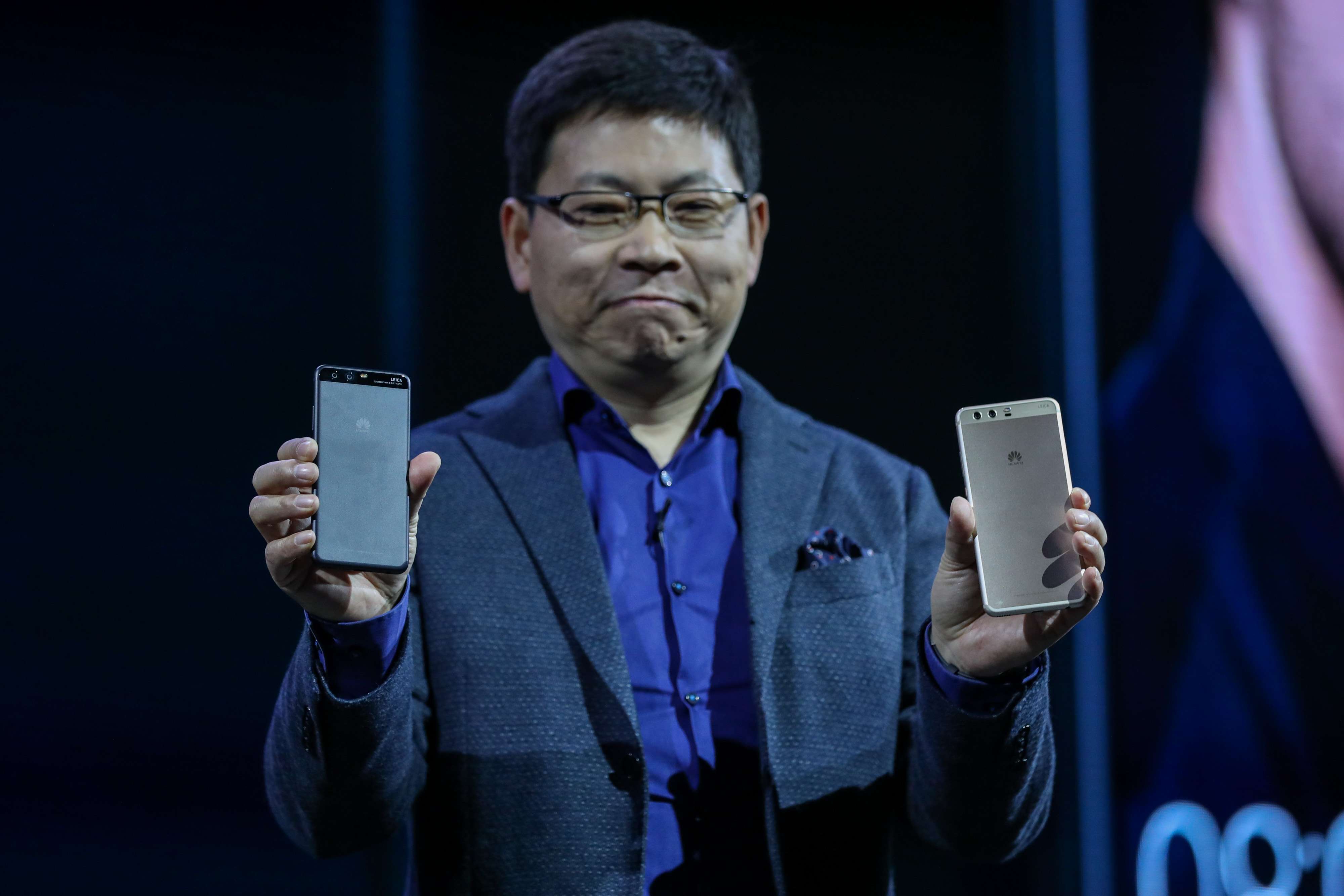 Richard Yu, chief executive officer of Huawei, shows a pair of P10 smartphones. Photo: Chris Ratcliffe/Bloomberg