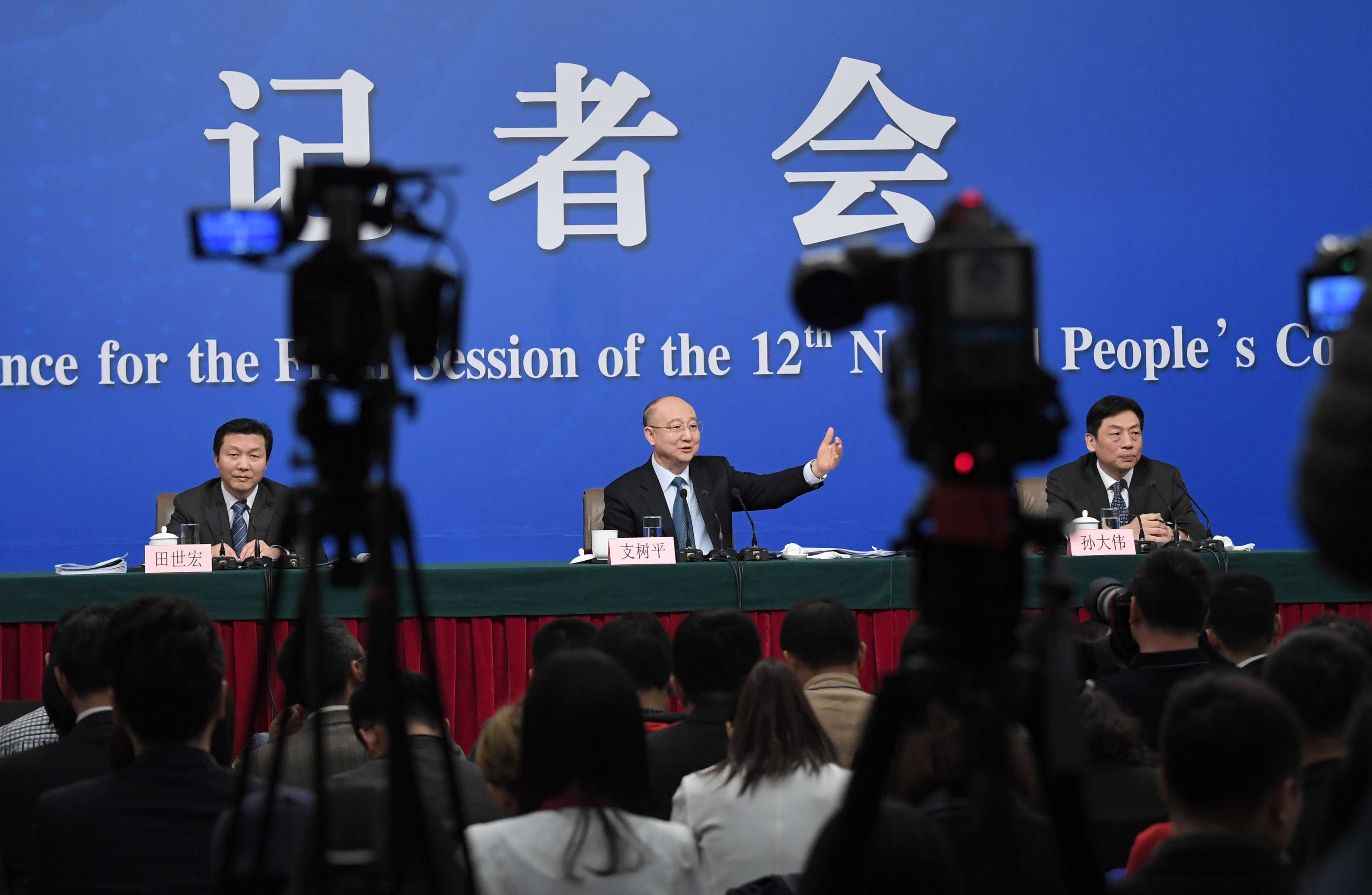 Zhi Shuping, director of the General Administration of Quality Supervision, Inspection and Quarantine, takes questions in Beijing on Tuesday. Photo: Xinhua