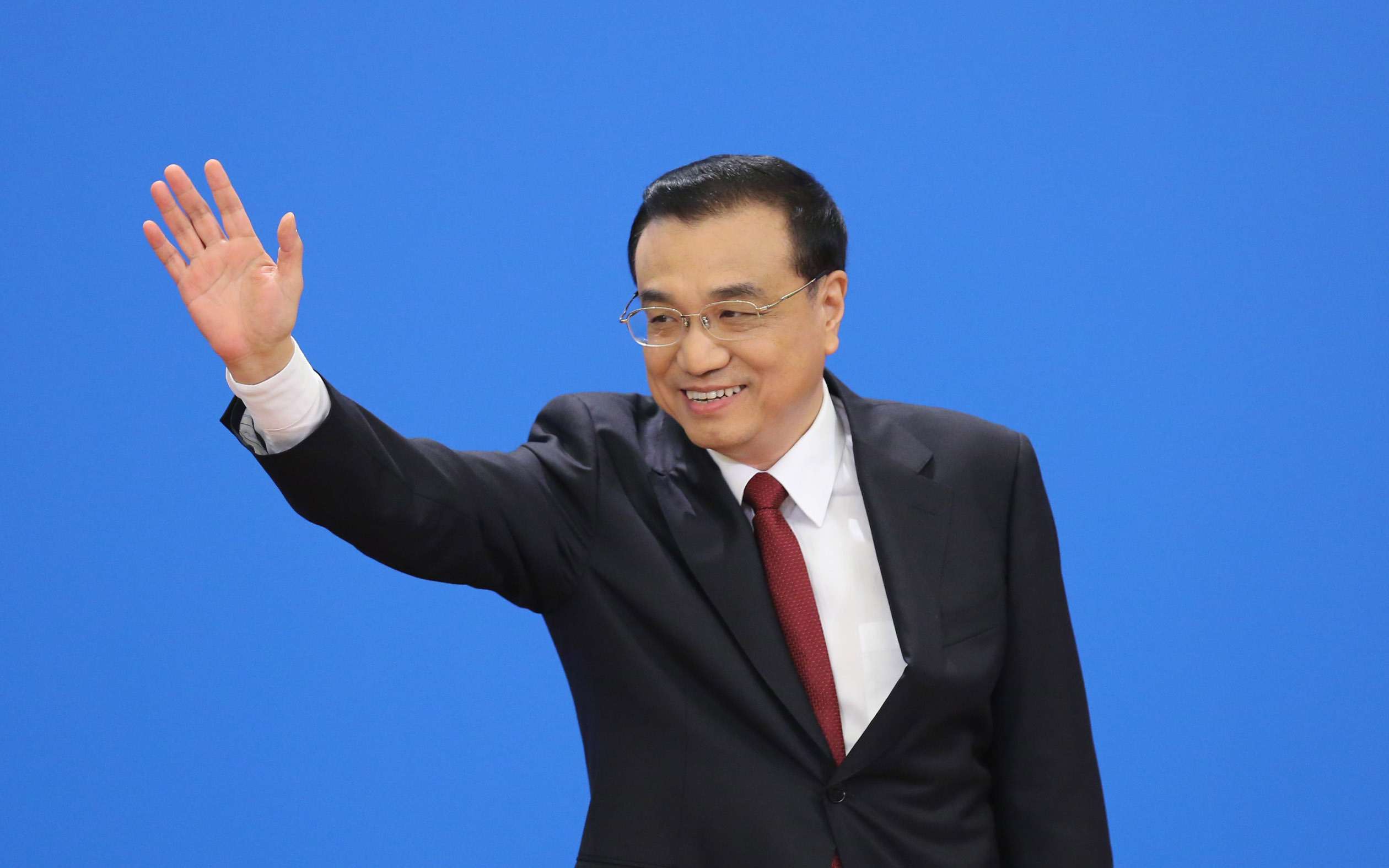 Premier Li Keqiang greets journalists at the Great Hall of the People in Beijing in 2016. Photo: Xinhua