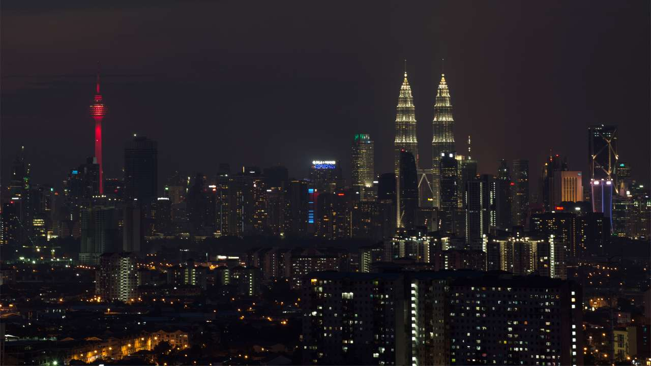 A general view shows Malaysia's Petronas Twin Towers (back R) and the Kuala Lumpur Tower (back L) at night in Kuala Lumpur.Photo: MOHD RASFAN/AFP