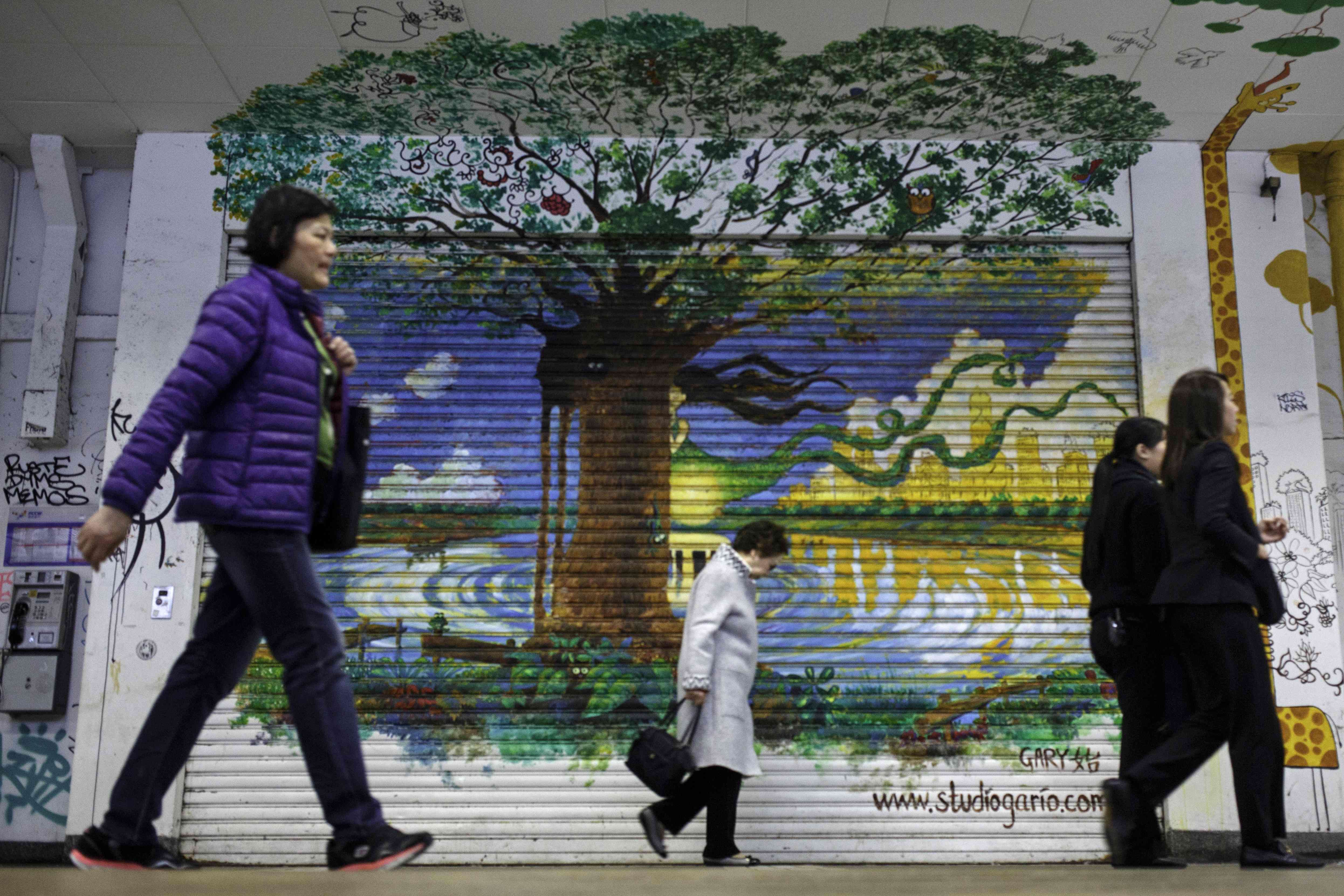 Ultimately, laws cannot be imposed on a society that are not in tune with its fundamental values and unwritten rules. Hong Kong people queue up and support freedom of speech because they have been schooled in it and not because of some foreign judges sitting in the Court of Final Appeal. Photo: AFP