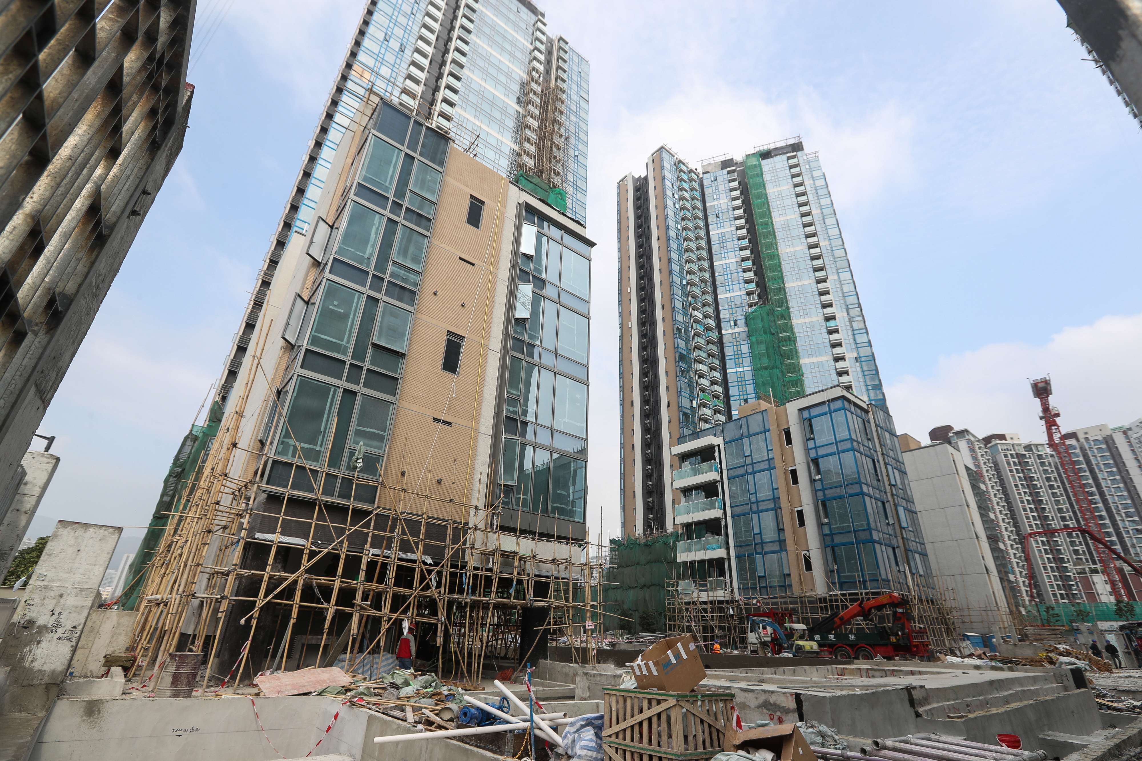 Property giant China Overseas Land net profit climbs 6.9 per cent as it targets 210 billion yuan in sales in 2017, unchanged from previous year