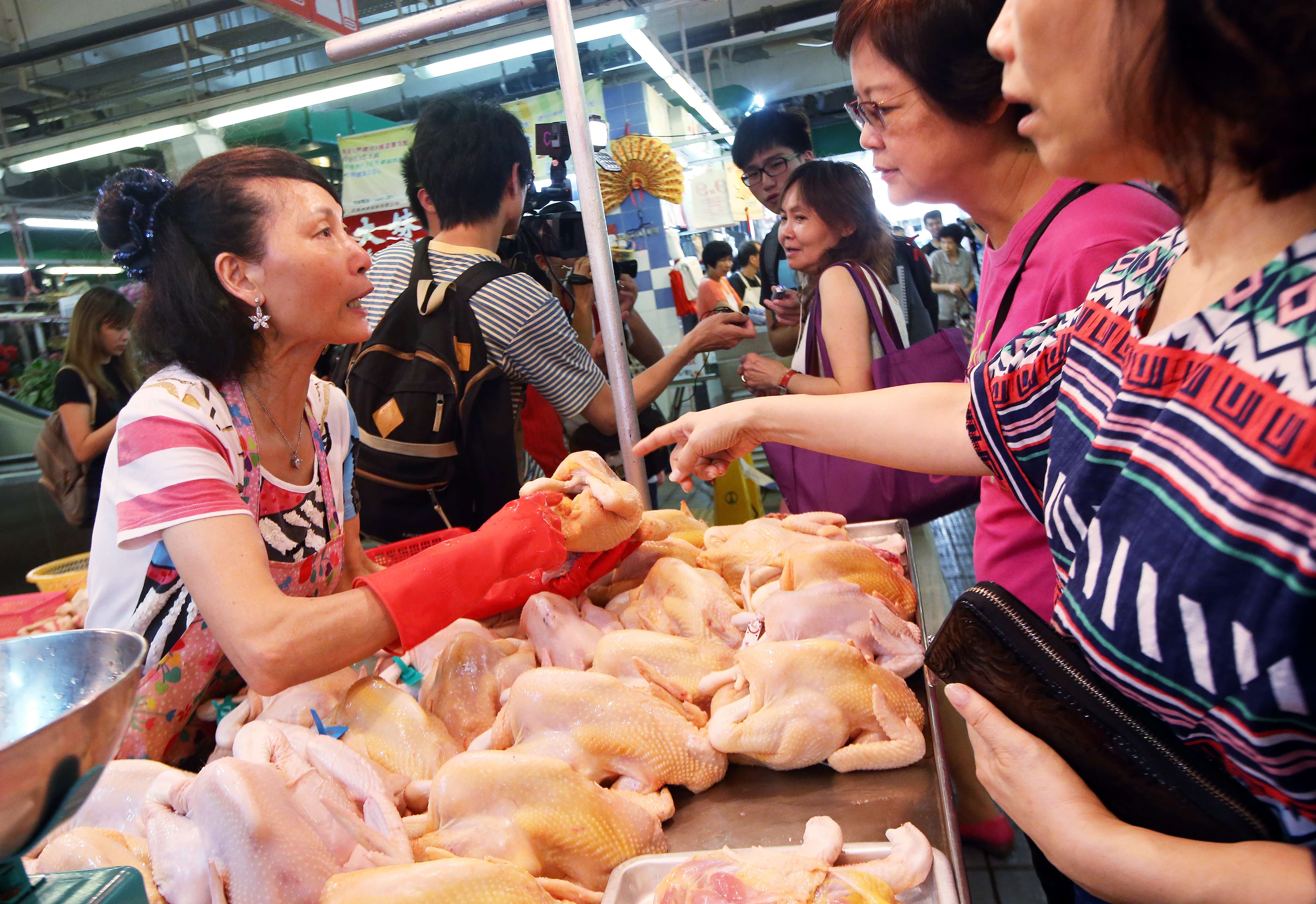 Poultry sellers say measures to isolate consumers from live stock in markets can be improved. Photo: David Wong
