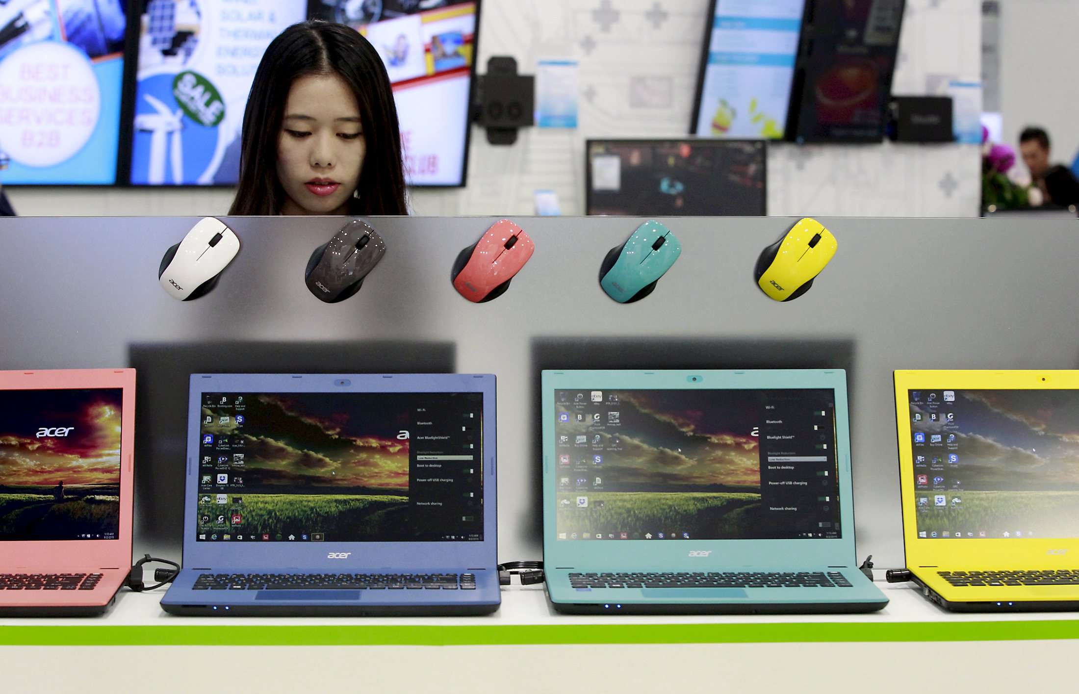 “Acer Aspire” laptops on display. The company is slowly developing its cloud computing operations, under the control of its founder Stan Shih’s son, Maverick Shih. Photo: Reuters